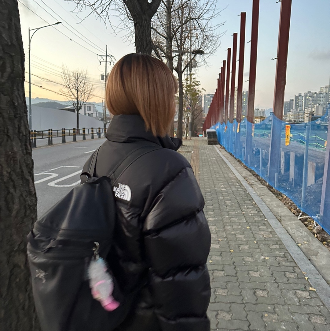 The North Face 1996 Eco Nuptse Jacket Black, Arc'teryx Heliad 15 Backpack Black 착용 스타일 - 1