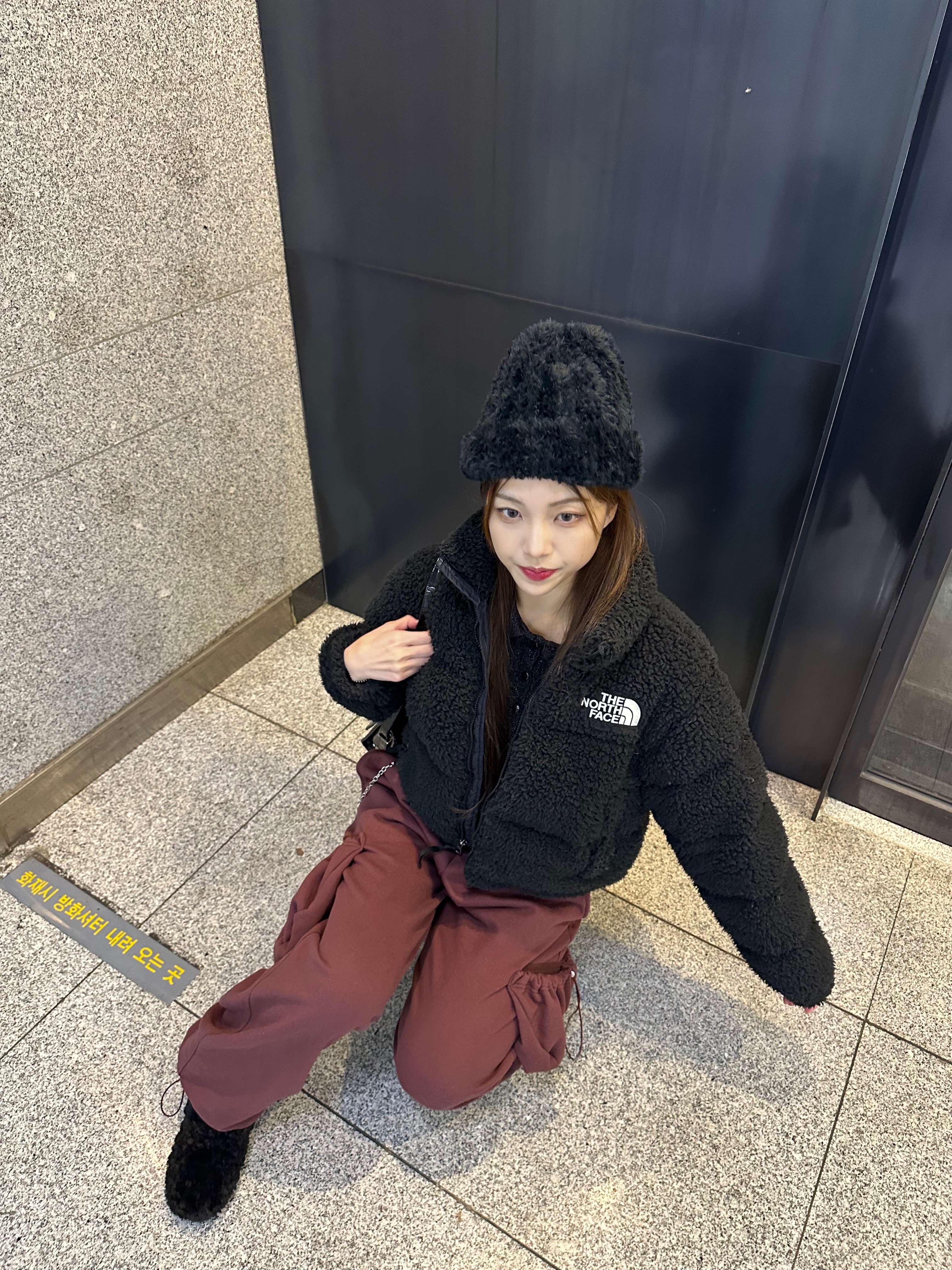 (W) The North Face Sherpa Nuptse Jacket Black 착용 스타일 - 2