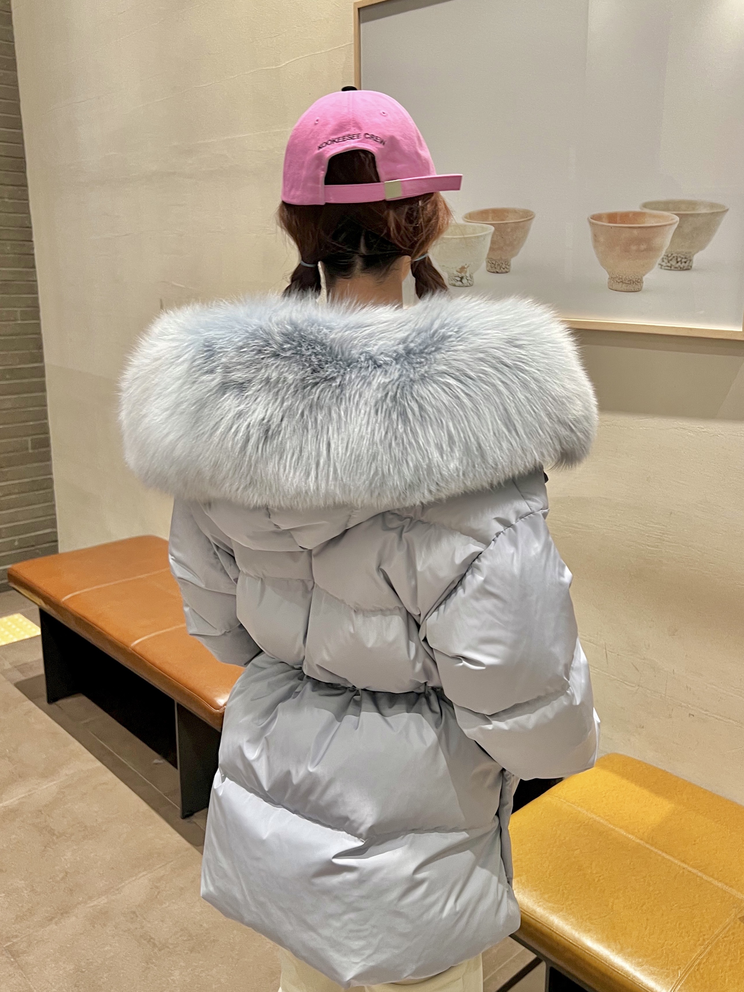 (W) UGG Ultra Mini UGG Fluff Chestnut 착용 스타일 - 4