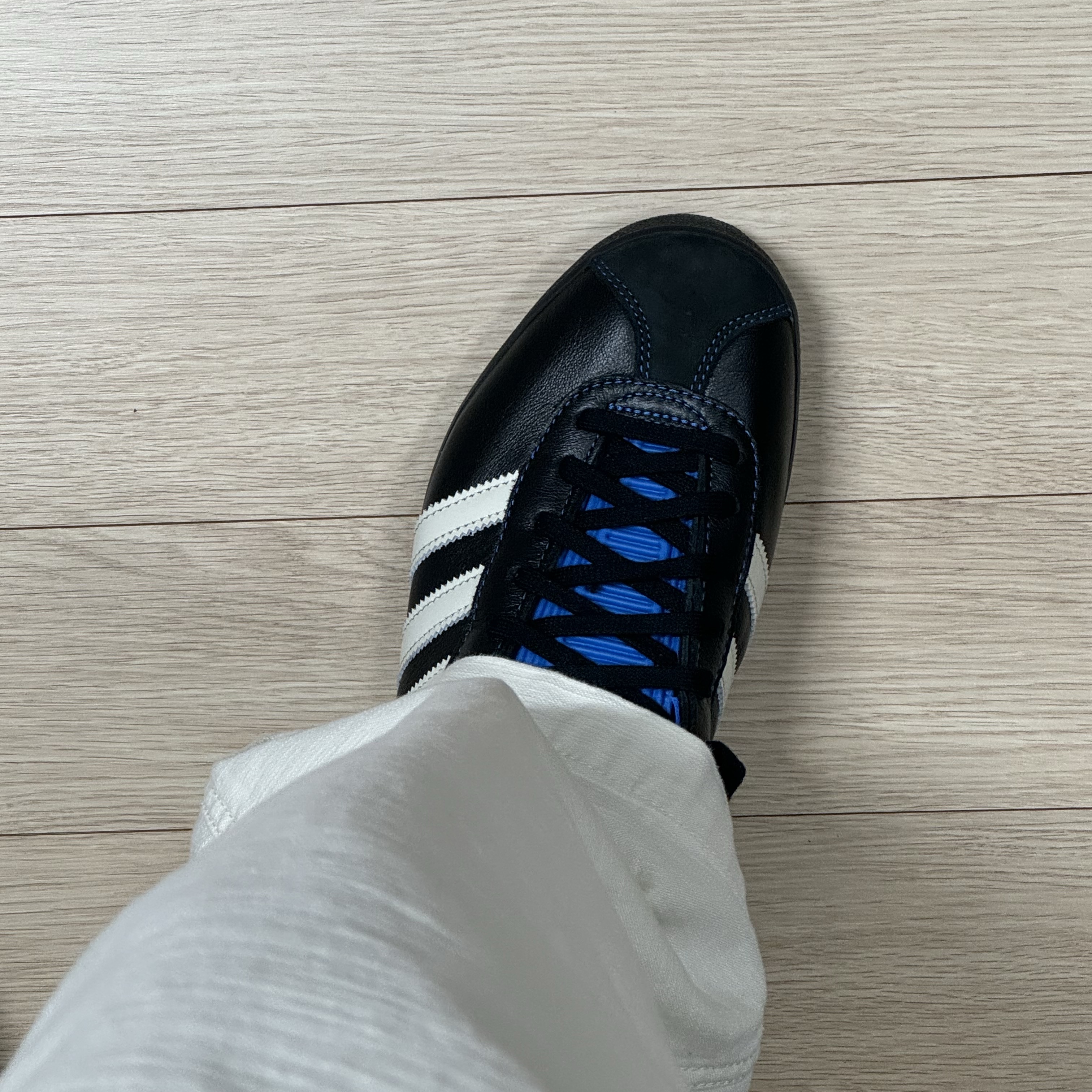 Adidas x Atmos Gazelle 85 Core Black Blue Bird 착용 스타일 - 3