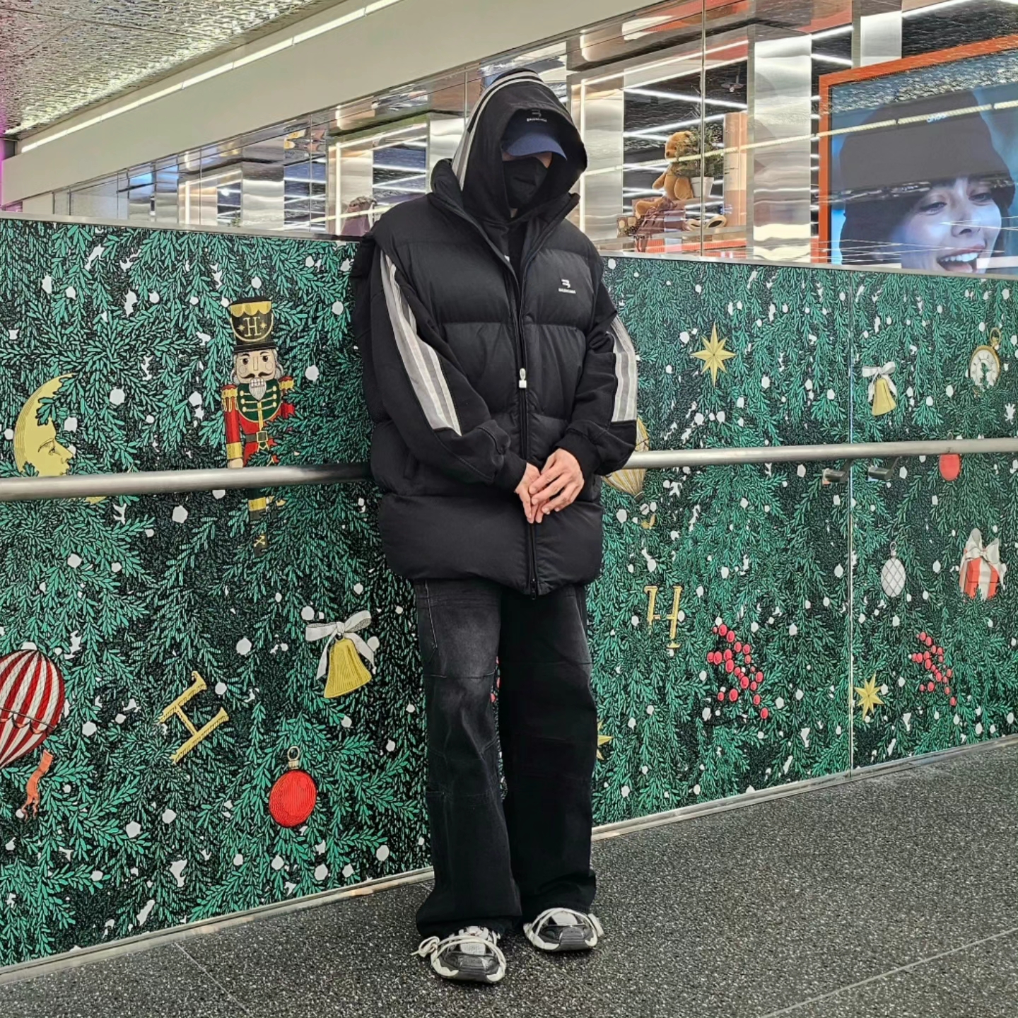 Balenciaga Sporty B Cosy Puffer Gilet Black, Balenciaga 3XL Mule Grey White Red 착용 스타일 - 4