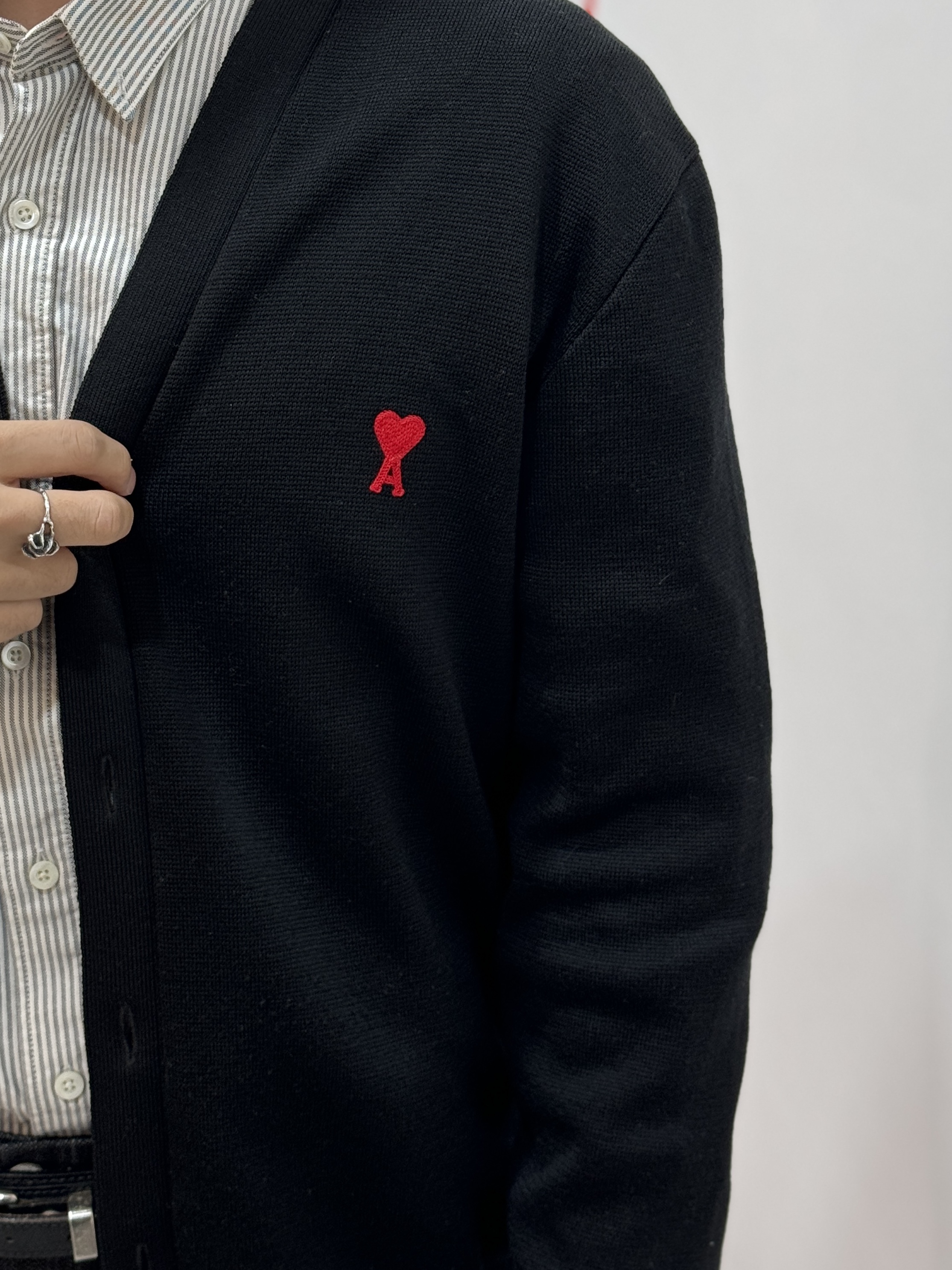 AMI de Coeur Wool Cardigan Black 착용 스타일 - 2