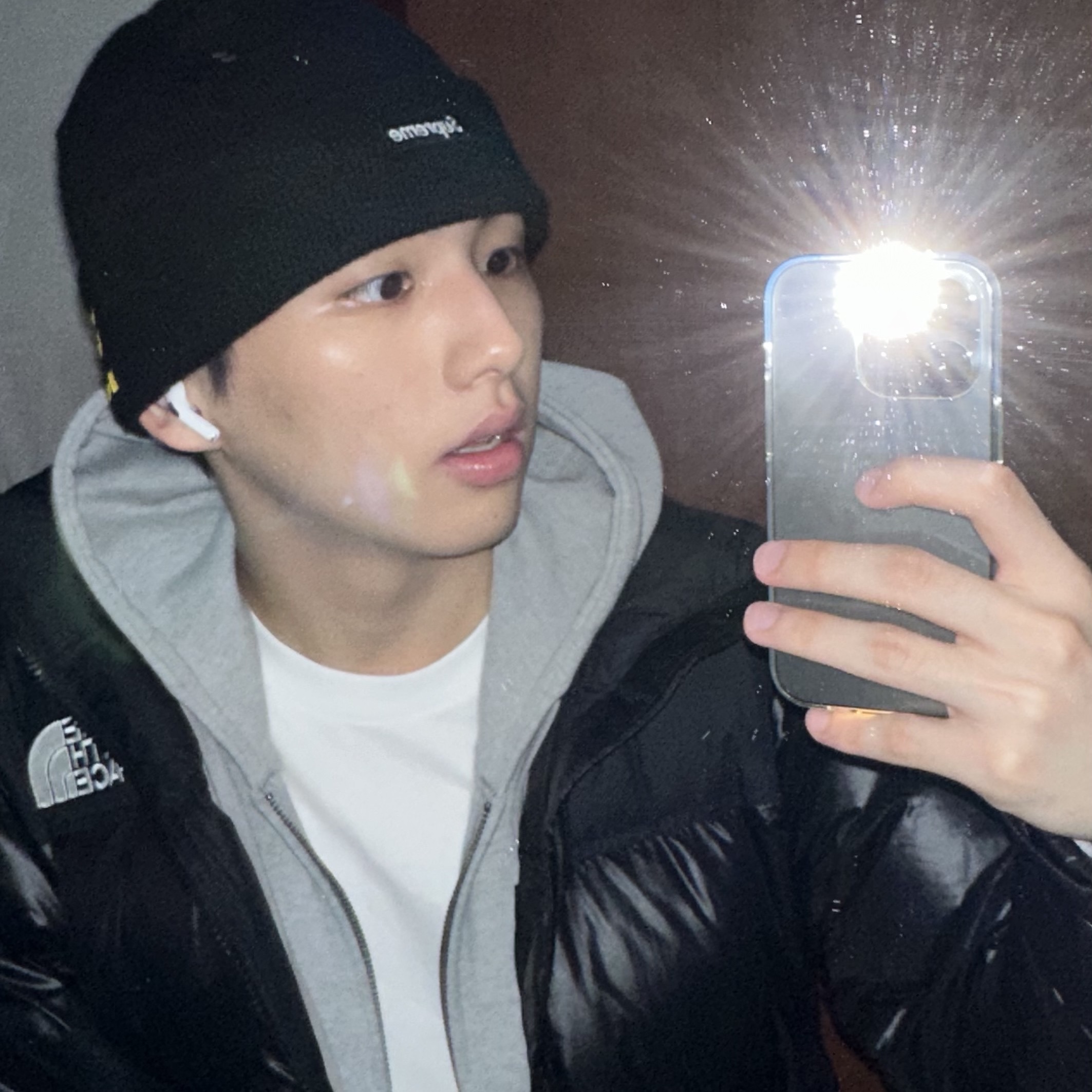 Supreme New Era Varsity Beanie Black - 23FW, The North Face 1996 Eco Nuptse Jacket Real Black 착용 스타일 - 1