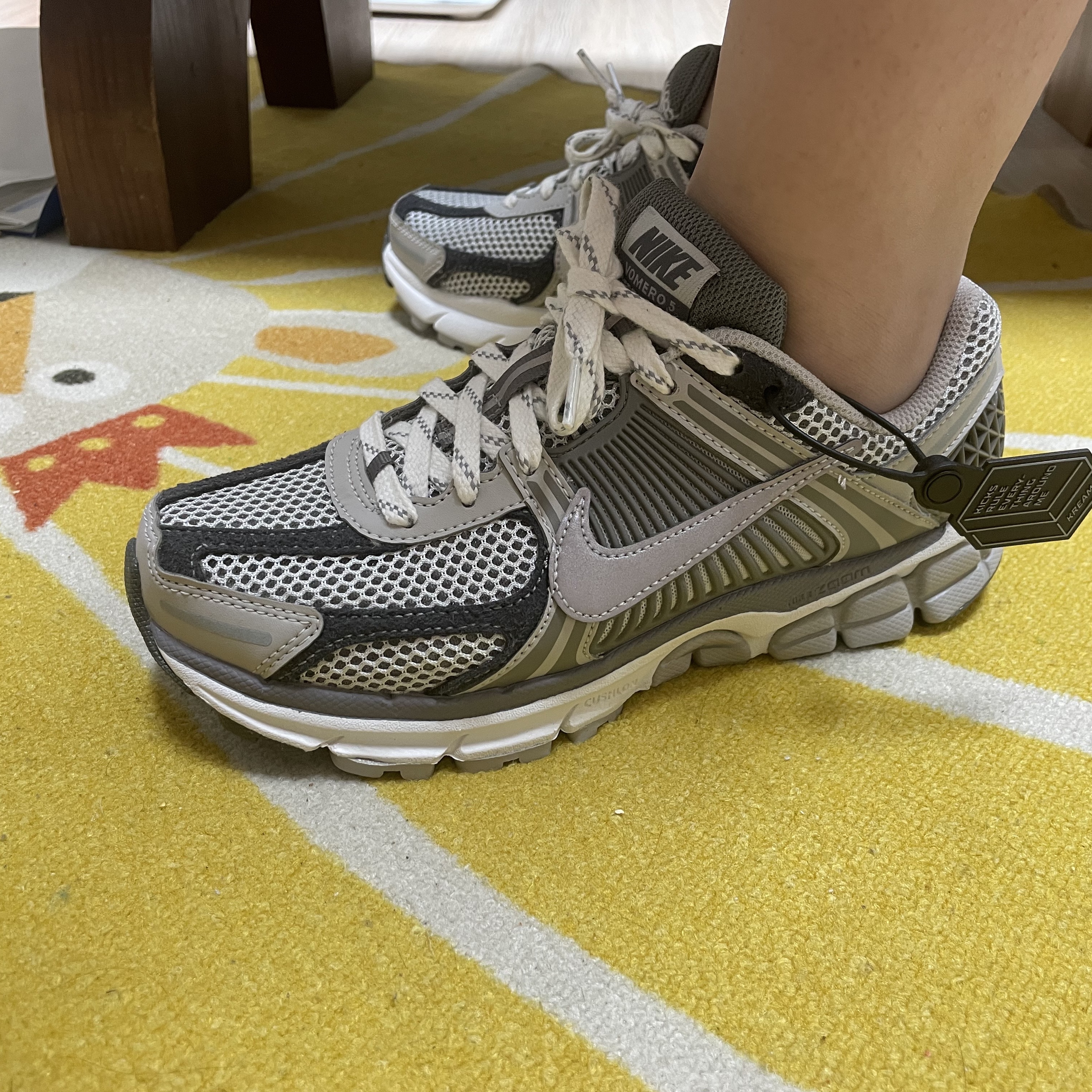 (W) Nike Zoom Vomero 5 Cobblestone and Flat Pewter 착용 스타일 - 2