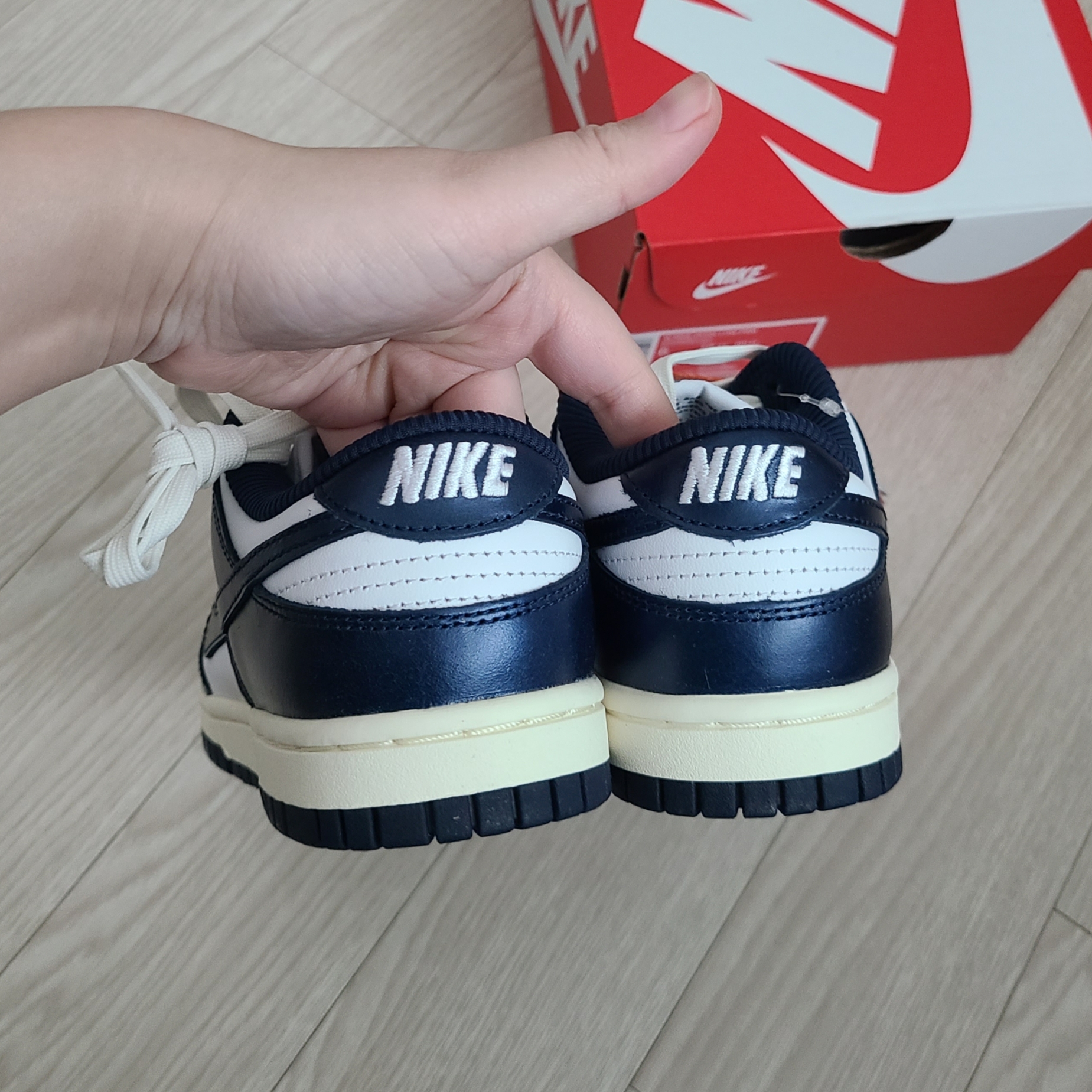(W) Nike Dunk Low PRM Midnight Navy and White 착용 스타일 - 3