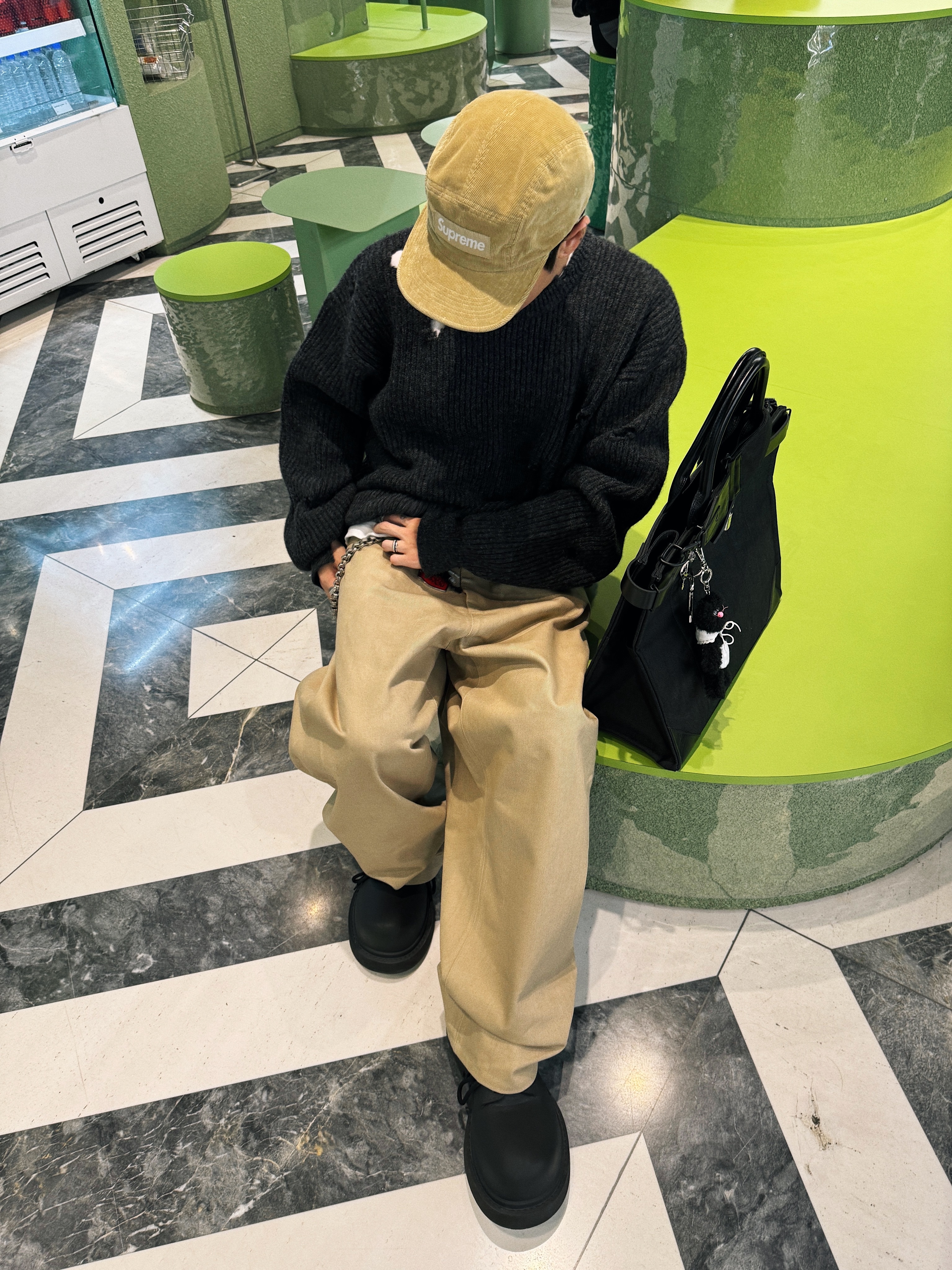 STU Wide Cotton Pants Beige, STU Destroyed Knit Charcoal with Name Tag 착용 스타일 - 3