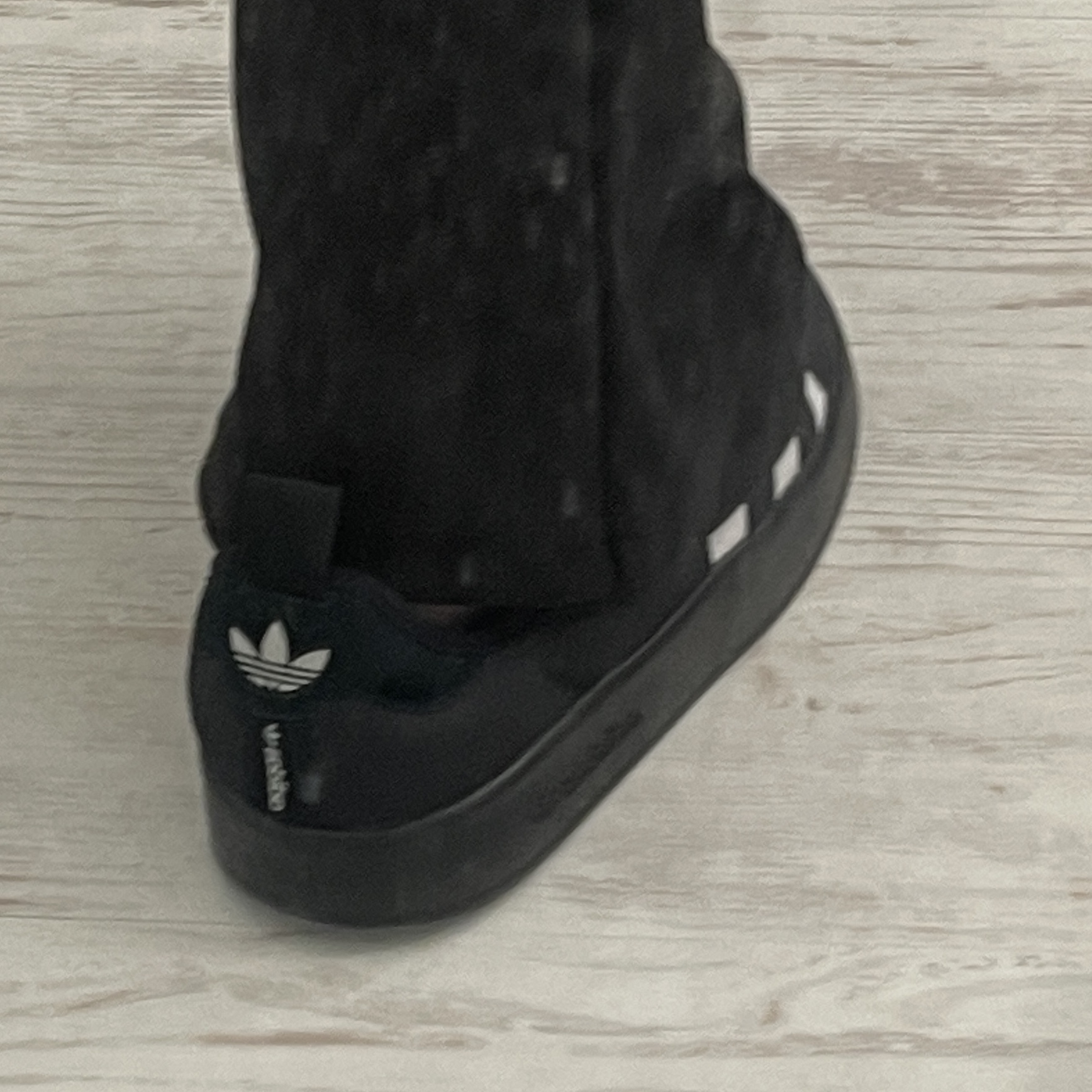 Adidas Puffylette Core Black 착용 스타일 - 1