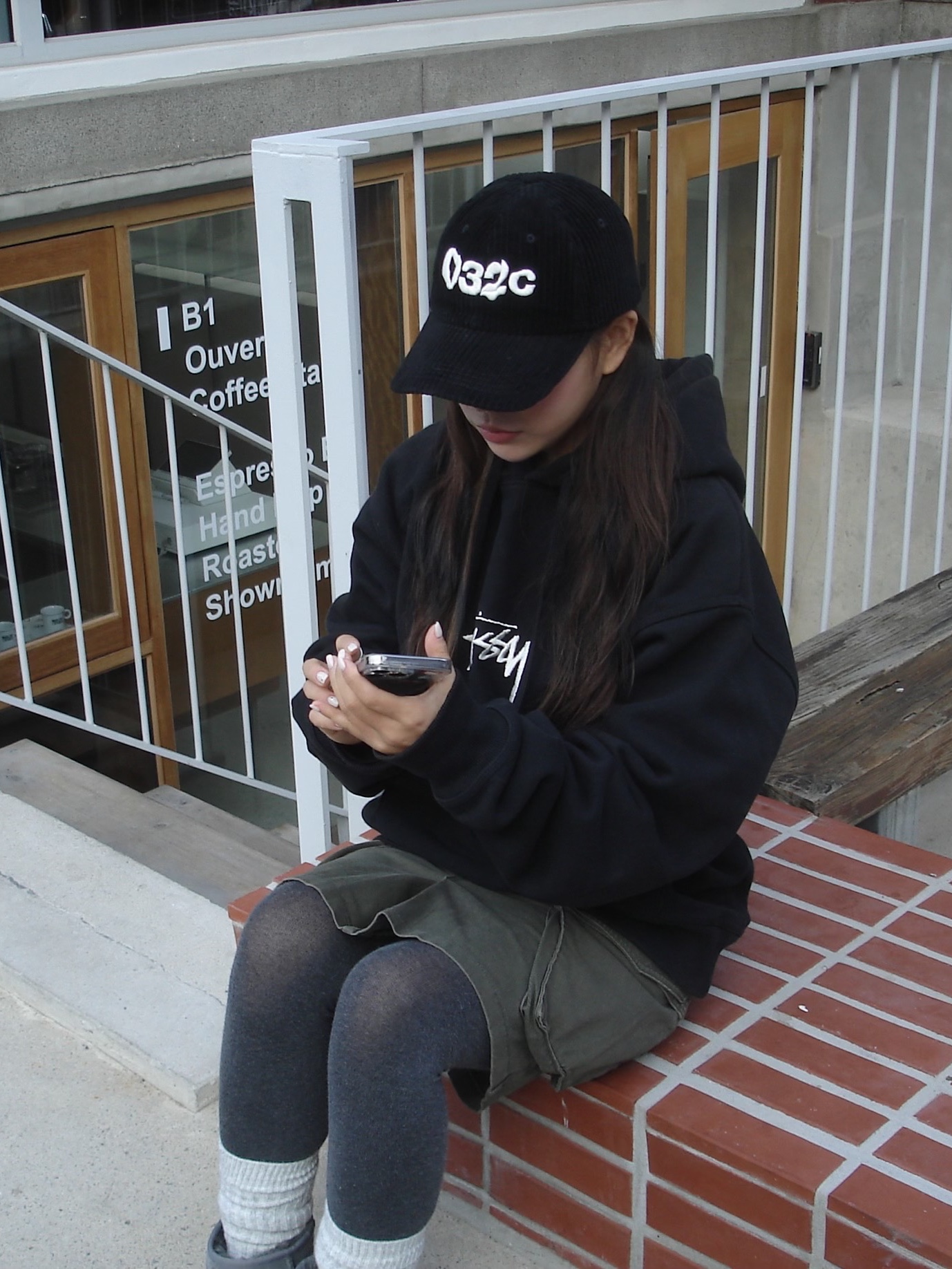 (W) UGG Classic Mini II Boots Grey, Stussy Stock Logo Applique Hoodie Black 착용 스타일 - 2