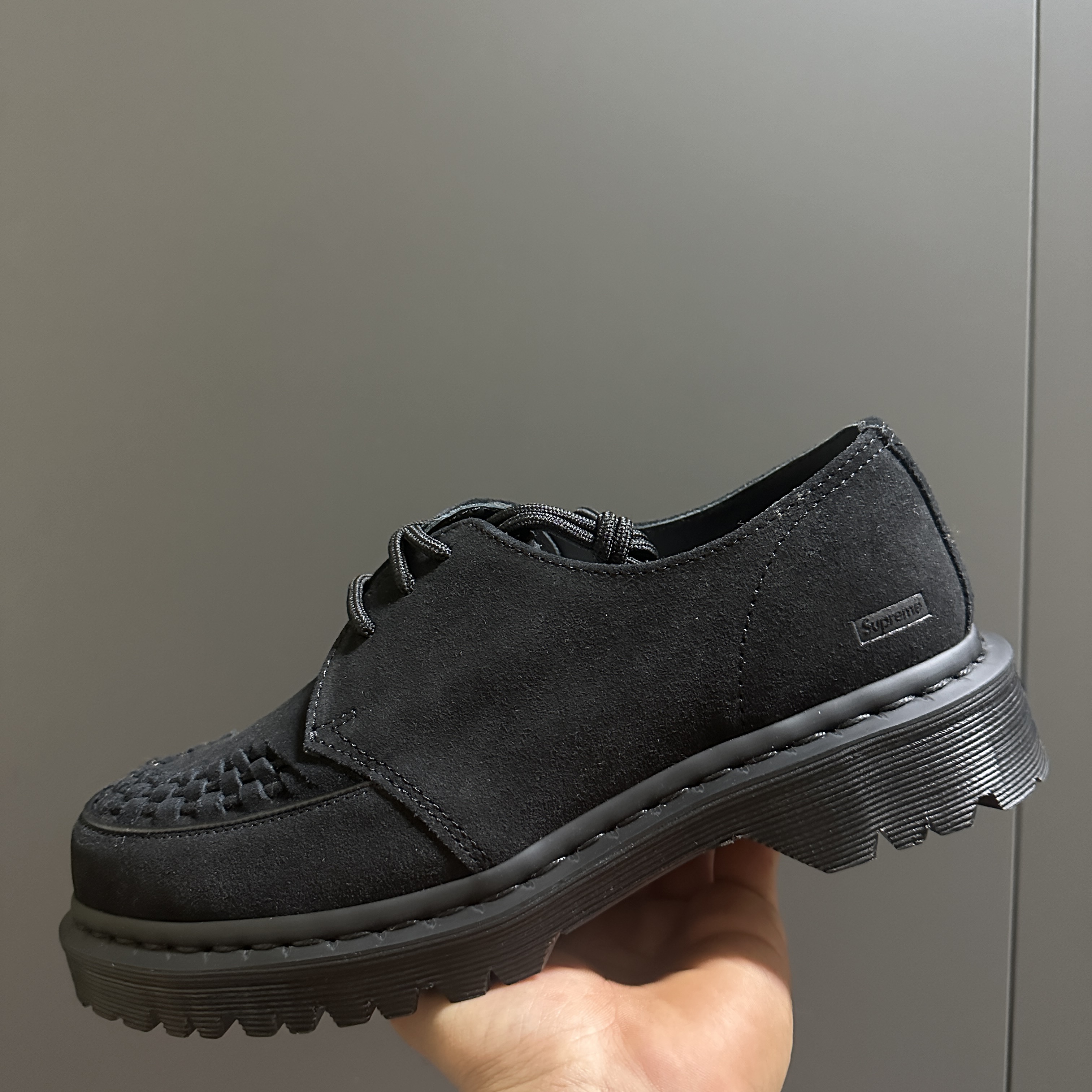 Dr. Martens x Supreme Ramsey Creeper Black 착용 스타일 - 1