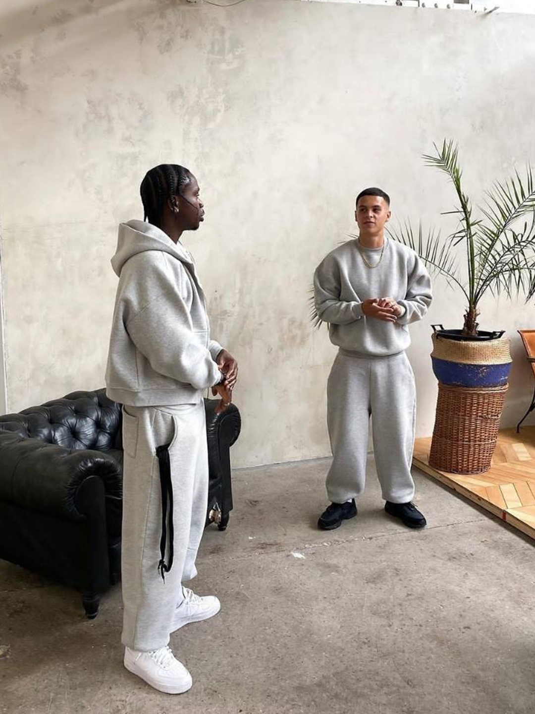 Nike x Stussy NRG Fleece Pants Dark Grey Heather (DO9340-063), Nike x Stussy NRG RA Pullover Hoodie Dark Grey Heather (DJ9488-063) 착용 스타일 - 2