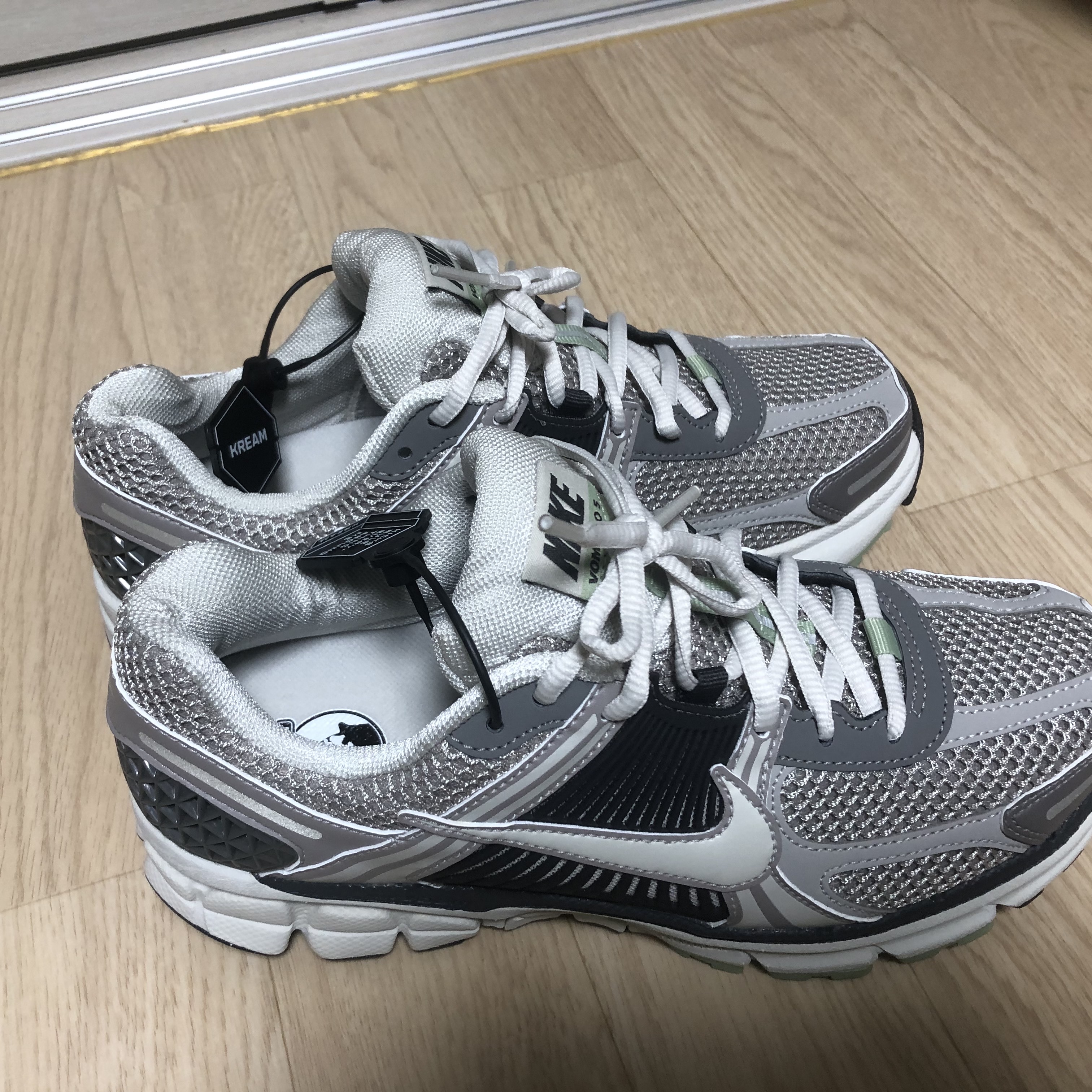 (W) Nike Zoom Vomero 5 Cobblestone and Flat Pewter 착용 스타일