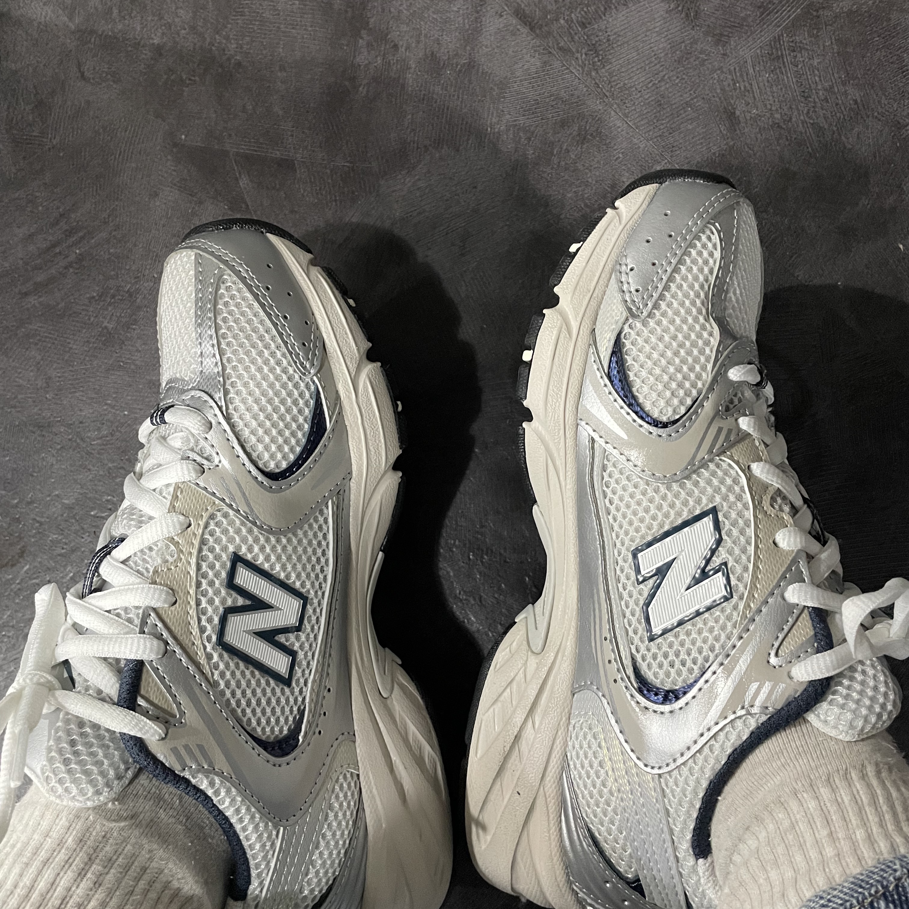 New Balance 530 Steel Grey 착용 스타일 - 2