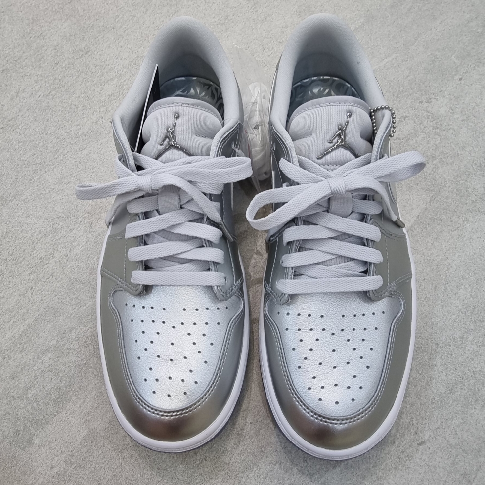 Jordan 1 Low Golf NRG Metallic Silver Photon Dust 착용 스타일