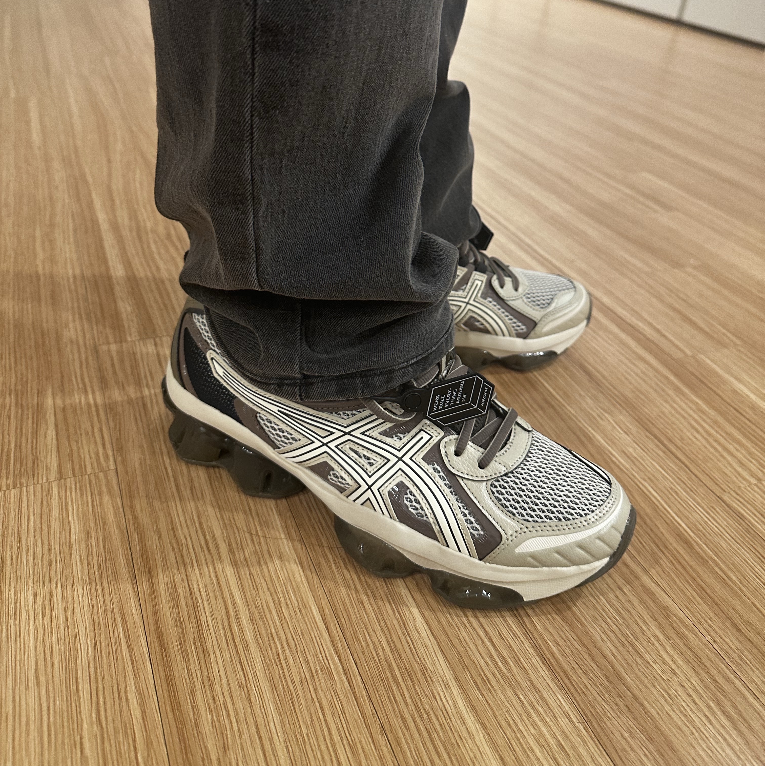 Asics Gel-Quantum Kinetic Birch Dark Taupe 착용 스타일