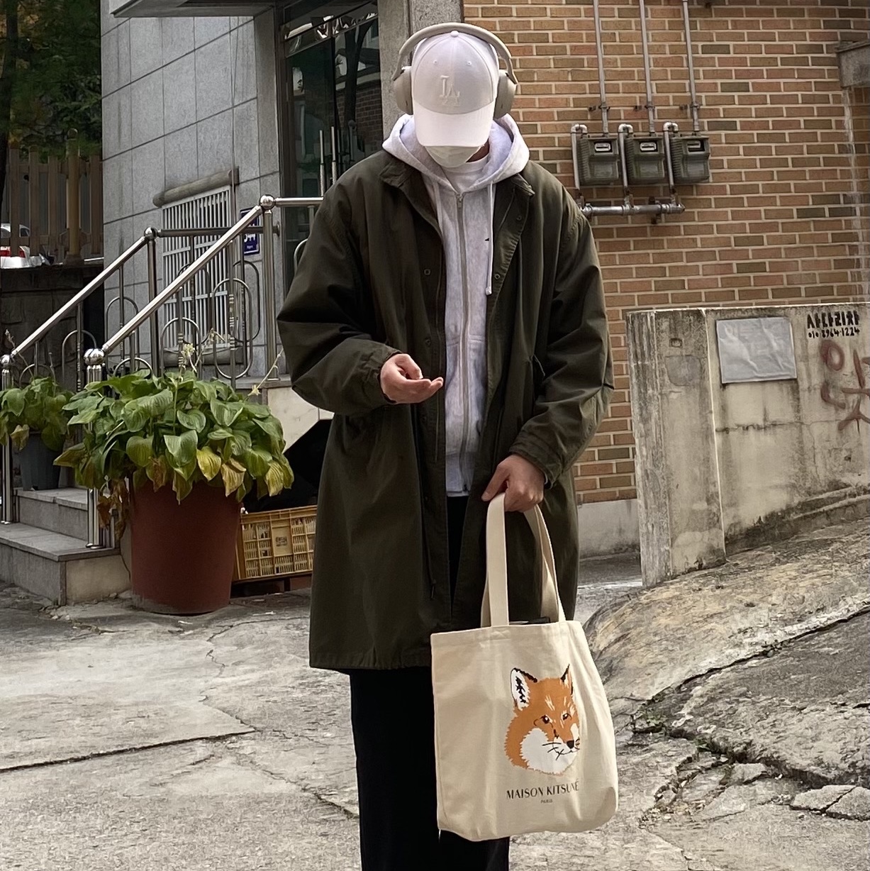 Stussy World Tour Zip Hoodie Ash Heather 2023, Maison Kitsune Fox Head Tote Bag Ecru 착용 스타일 - 1