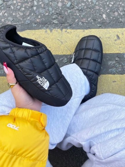 The North Face Thermoball Traction Mule V Black, (W) The North Face Thermoball Traction Mule V Black 착용 스타일 - 3