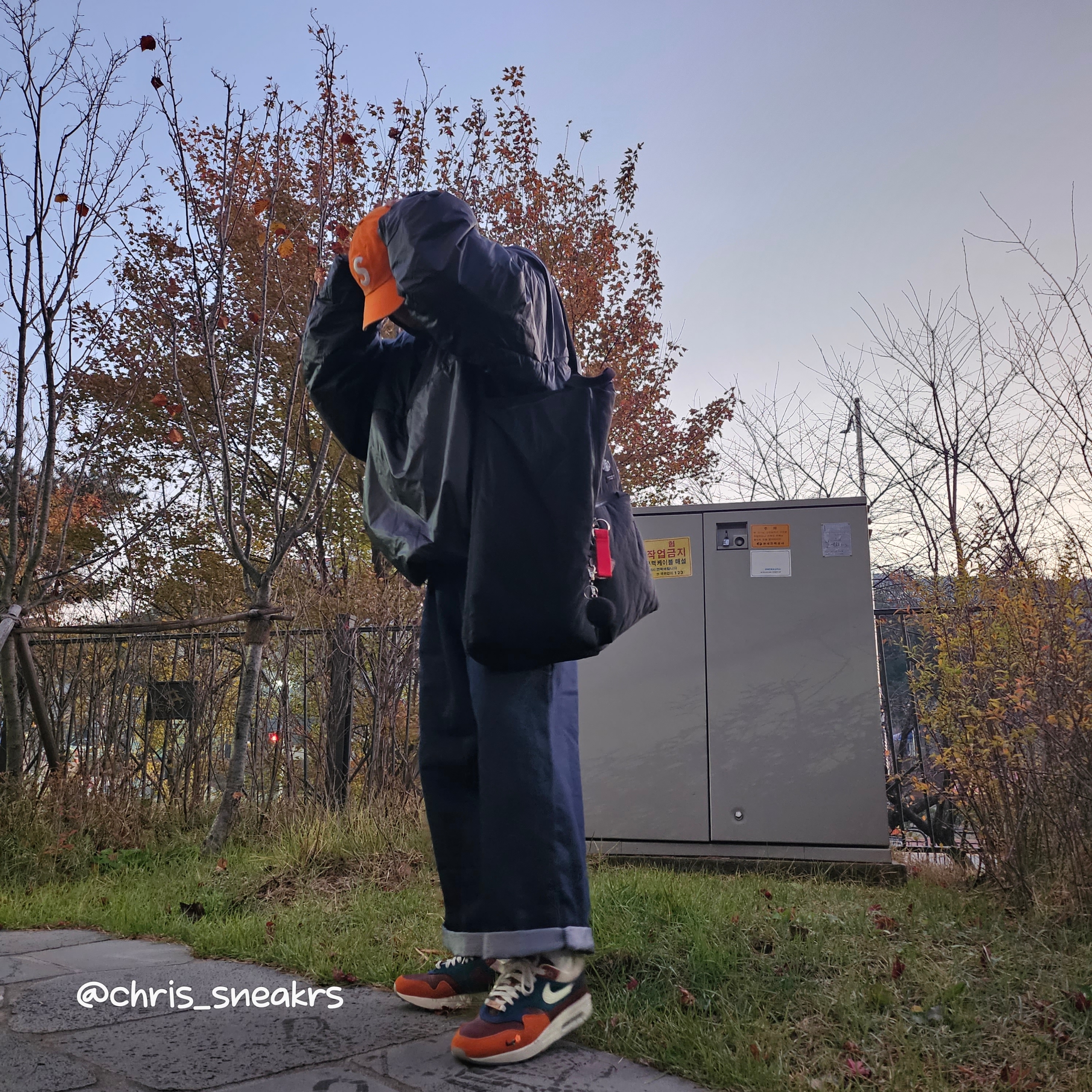 Supreme Pigment Canvas S Logo 6-Panel Orange - 23SS, Yeezy Gap Engineered By Balenciaga Mock Neck Pullover Puffer Black 착용 스타일 - 1