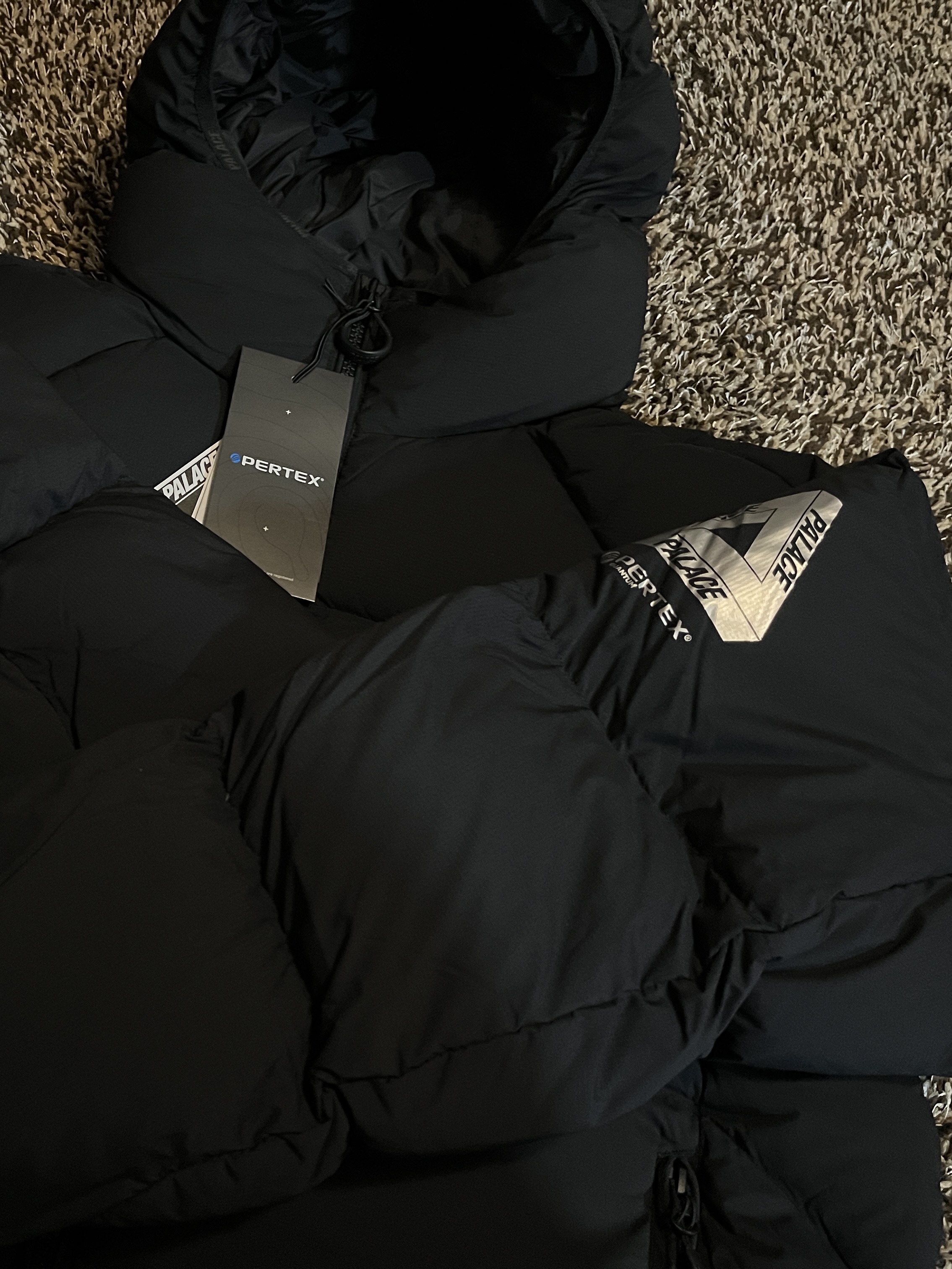 Palace Pertex Matte Balaclava Puffa Black - 23FW, Stussy x Talking Heads Stop Making Sense T-Shirt Black 착용 스타일 - 1