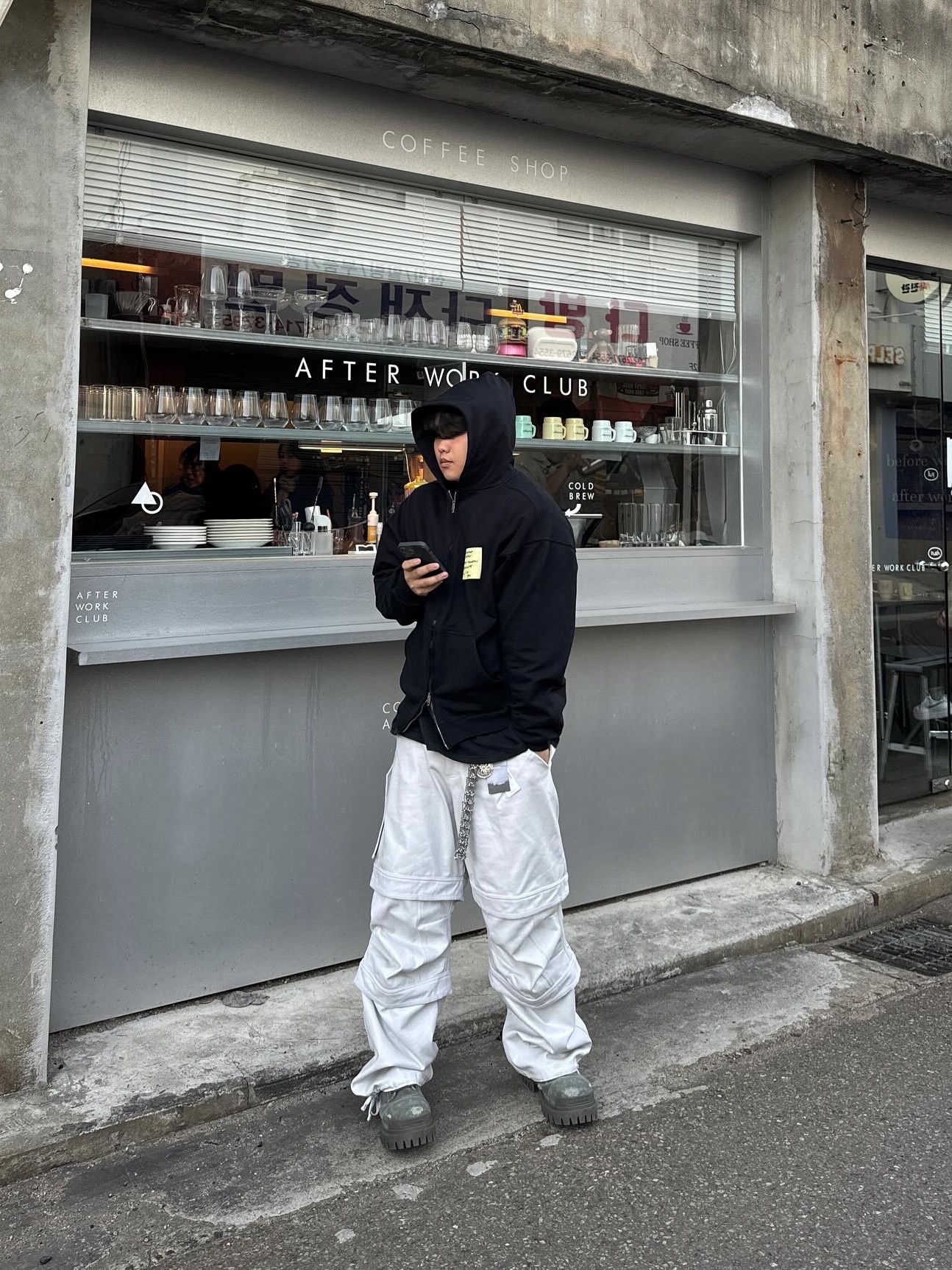 Balenciaga Sticky Note Zip-Up Hoodie Medium Fit Black Faded, Farfromwhat Far Layered Work Pants White 착용 스타일 - 1