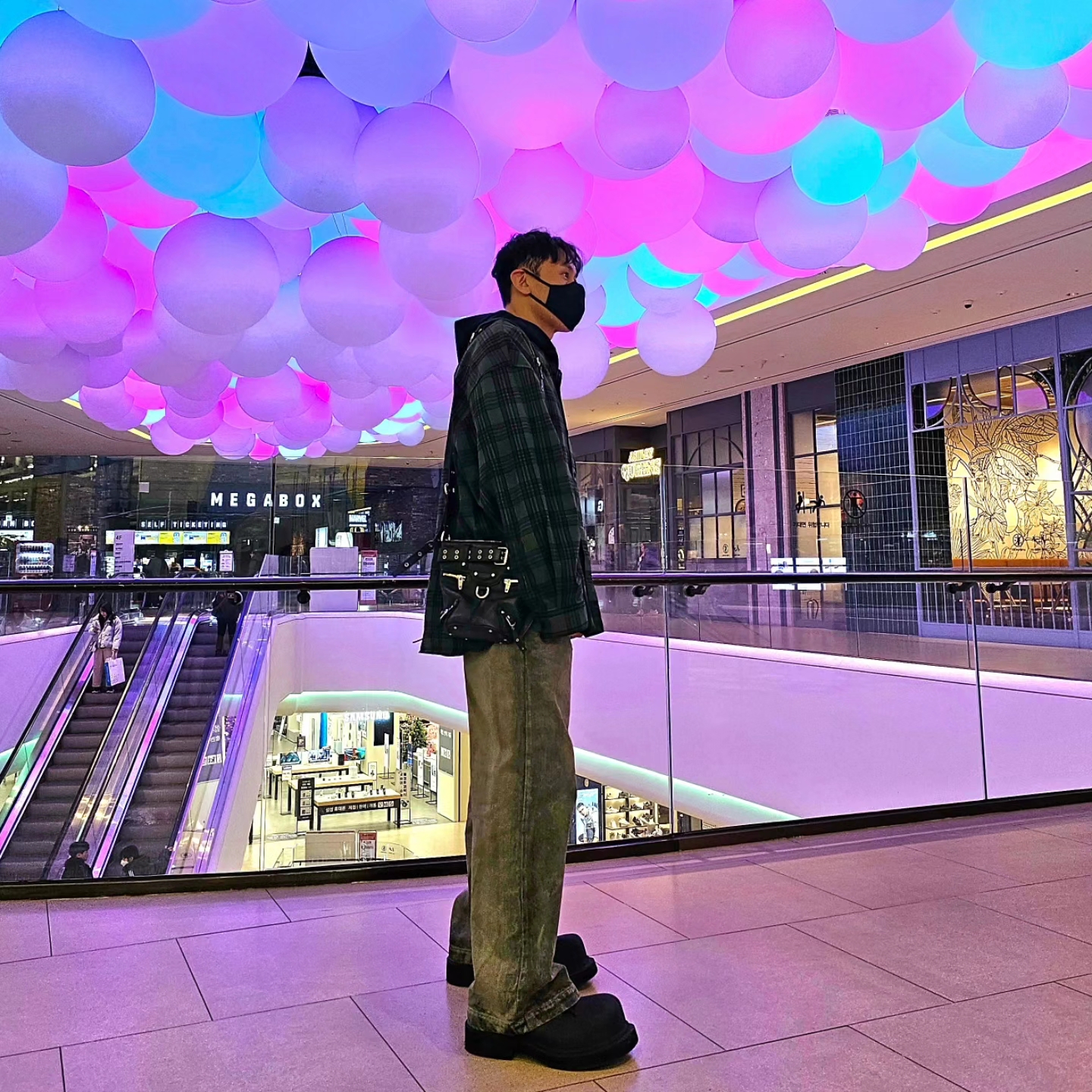 Balenciaga Oversized Hooded Shirt Green, Balenciaga Steroid Derby Black 착용 스타일 - 5