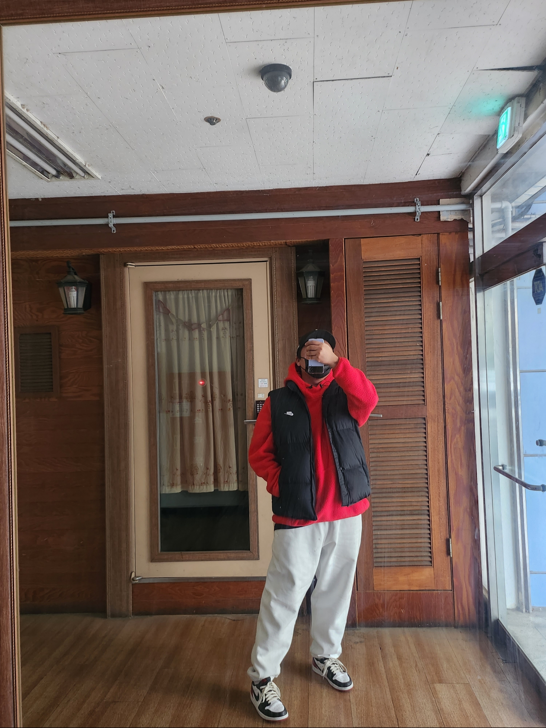 Jordan 1 Retro Low OG Black Toe, Nike NSW Club Primaloft Water-Repellent Puffer Vest Black - Asia 착용 스타일 - 2