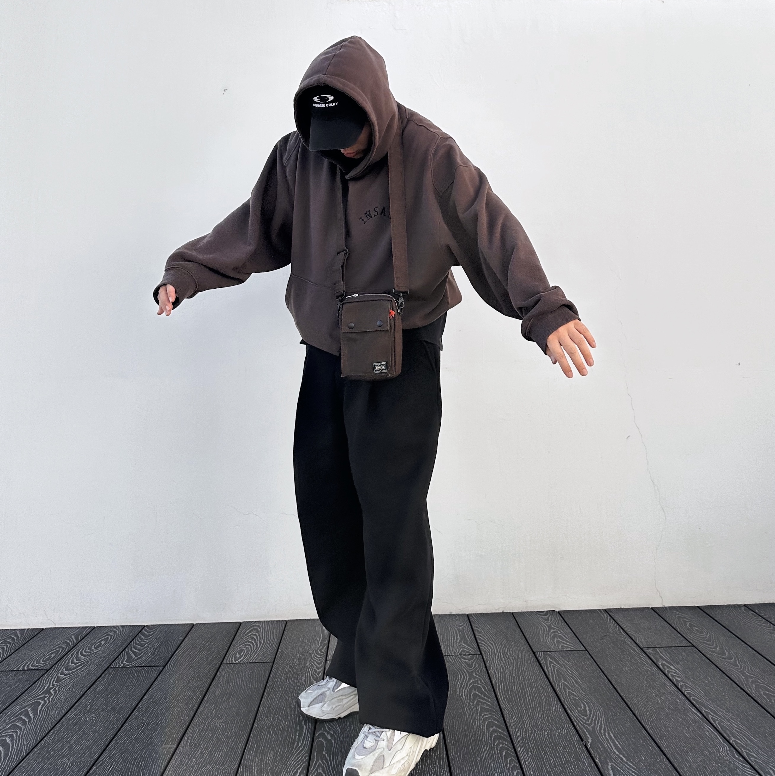 Adidas Yeezy Boost 700 V2 Static 2018, Porter Smoky Vertical Shoulder Bag Brown 착용 스타일