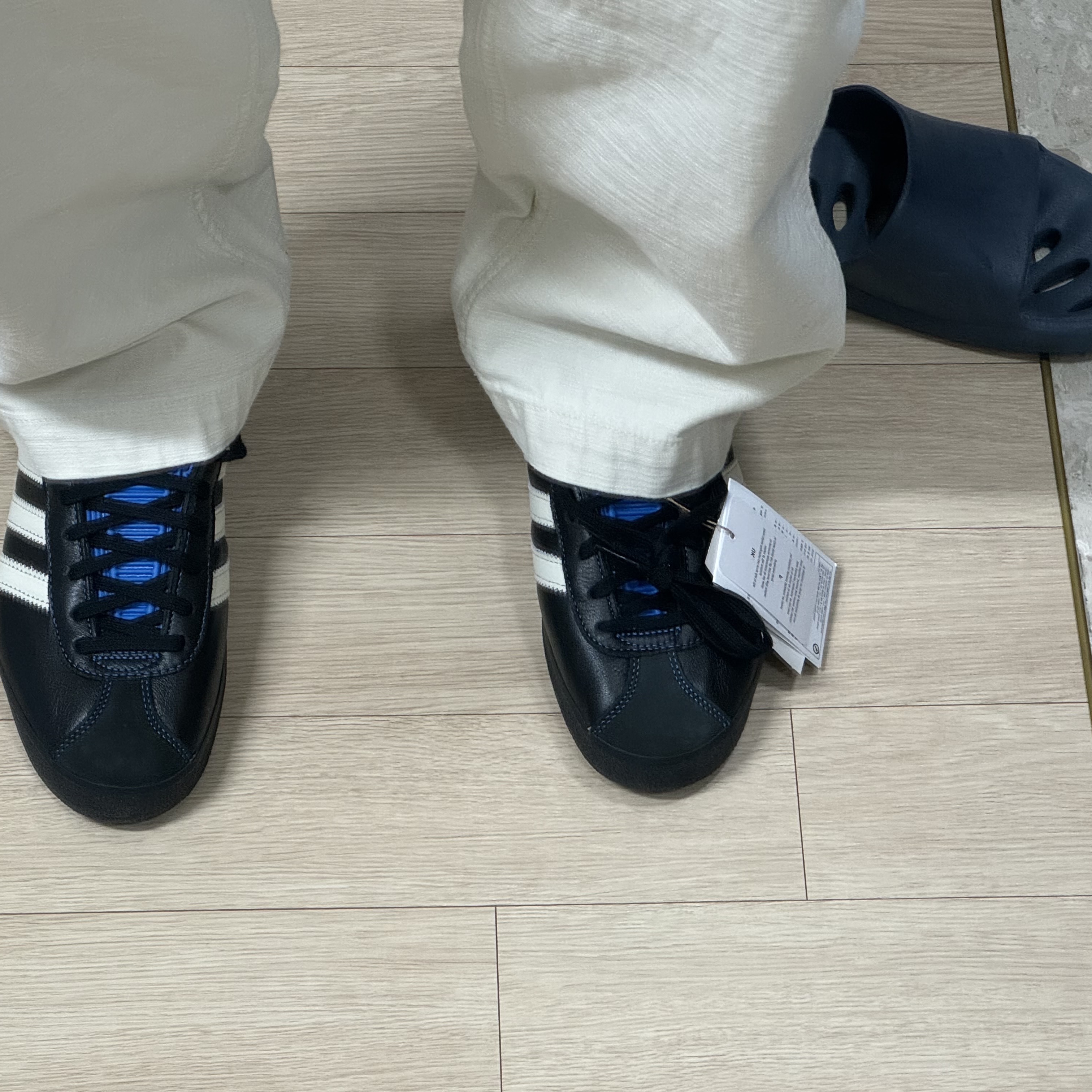 Adidas x Atmos Gazelle 85 Core Black Blue Bird 착용 스타일 - 2