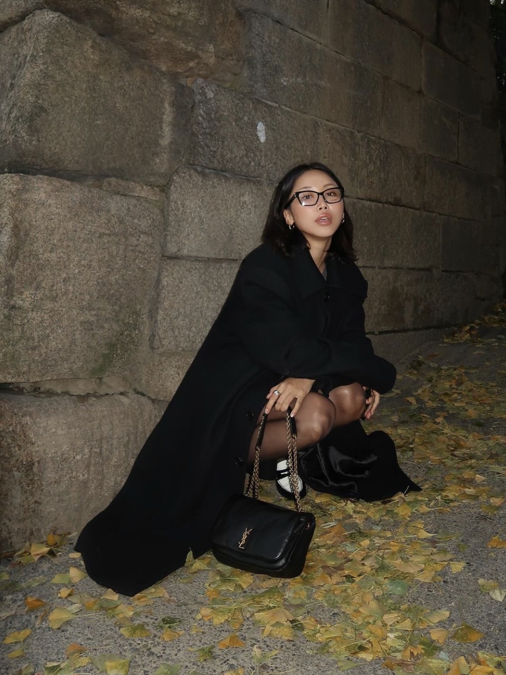 Saint Laurent Jamie 4.3 in Lambskin Black 착용 스타일