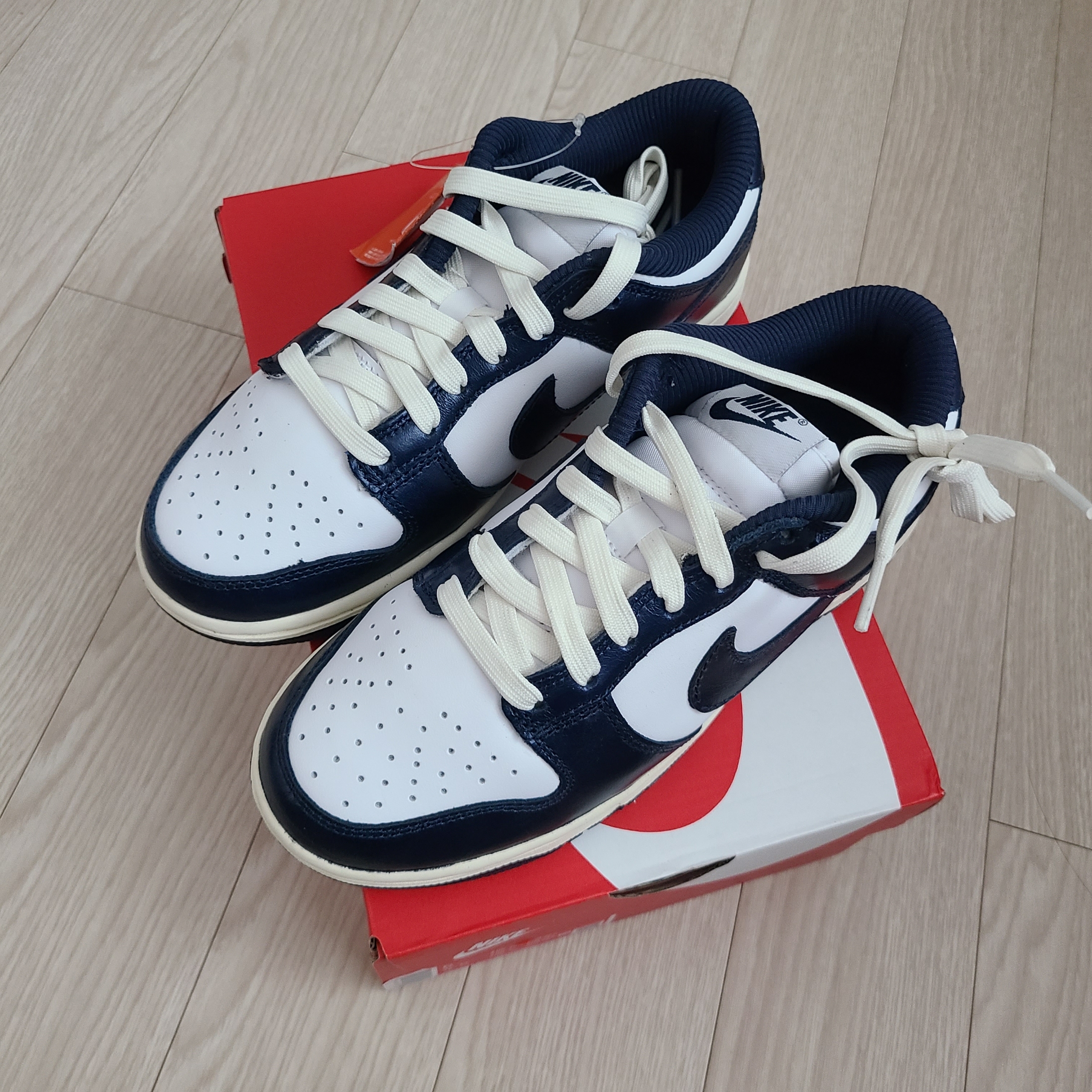 (W) Nike Dunk Low PRM Midnight Navy and White 착용 스타일 - 1