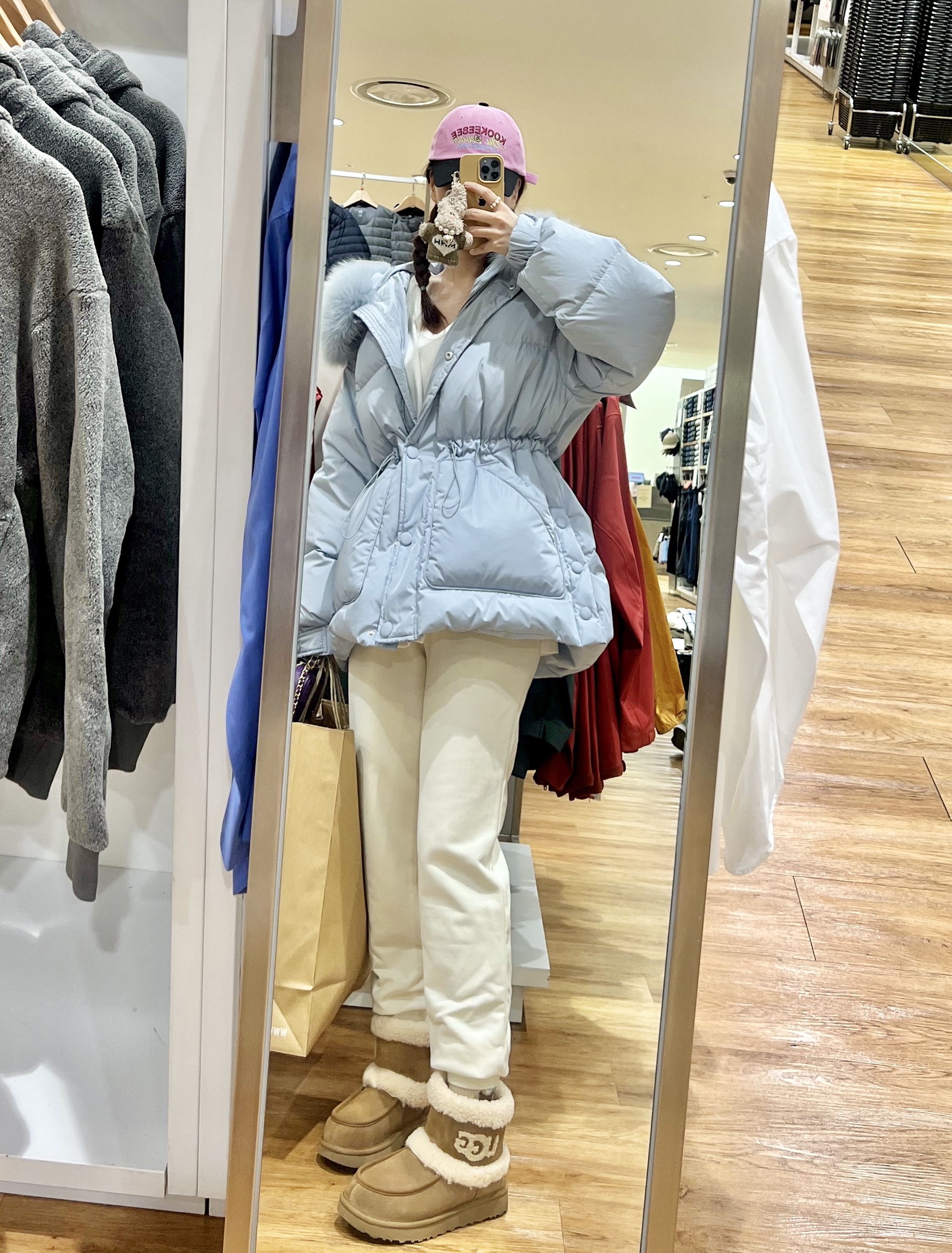 (W) UGG Ultra Mini UGG Fluff Chestnut 착용 스타일 - 1