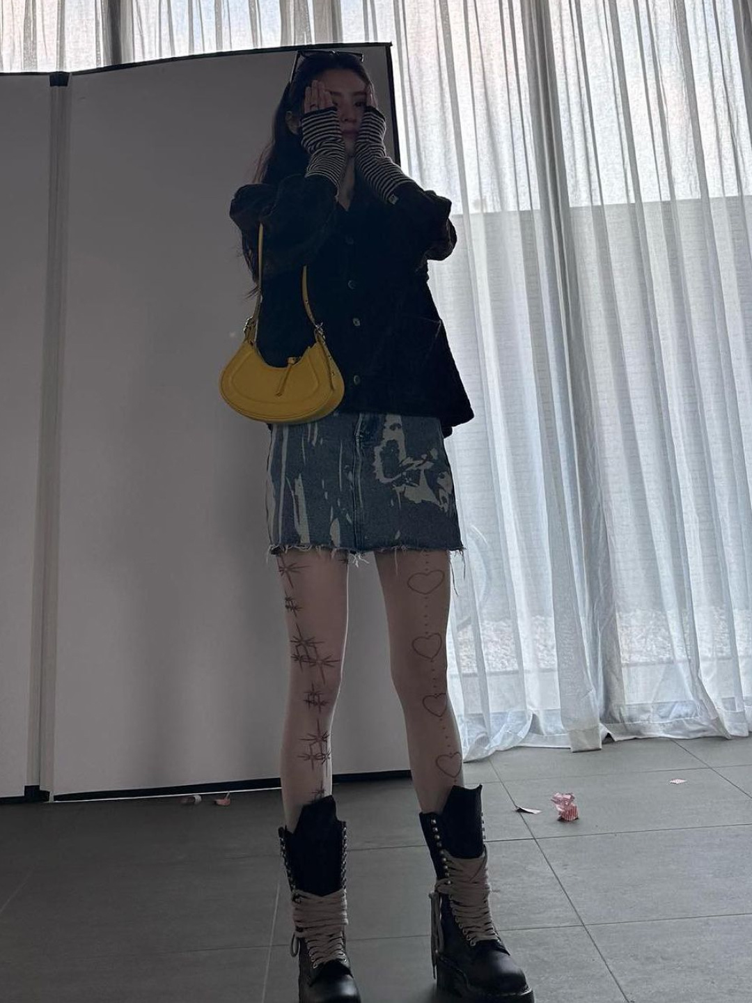 Louis Vuitton Atlantis BB Monogram Reversed Canvas, Bottega Veneta Small Hop Black 착용 스타일 - 5