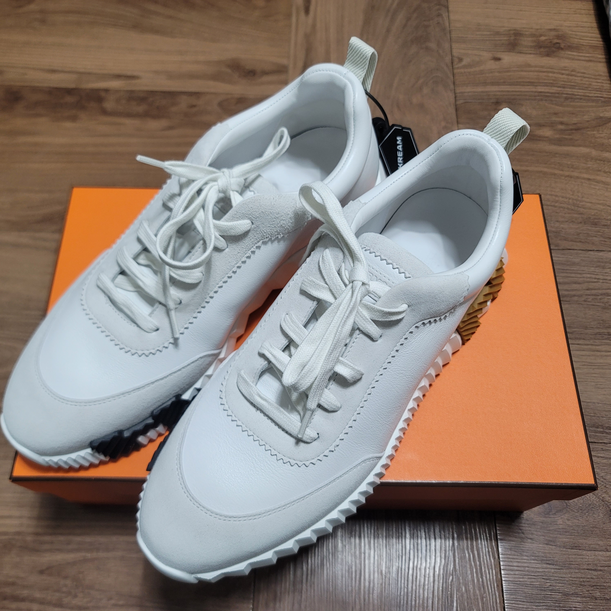 Hermes Bouncing Sneakers Calfskin Suede Goatskin & Blanc 착용 스타일
