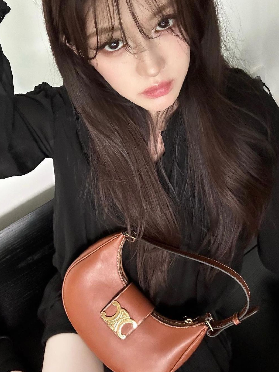 Louis Vuitton Atlantis BB Monogram Reversed Canvas, Bottega Veneta Small Hop Black 착용 스타일 - 3