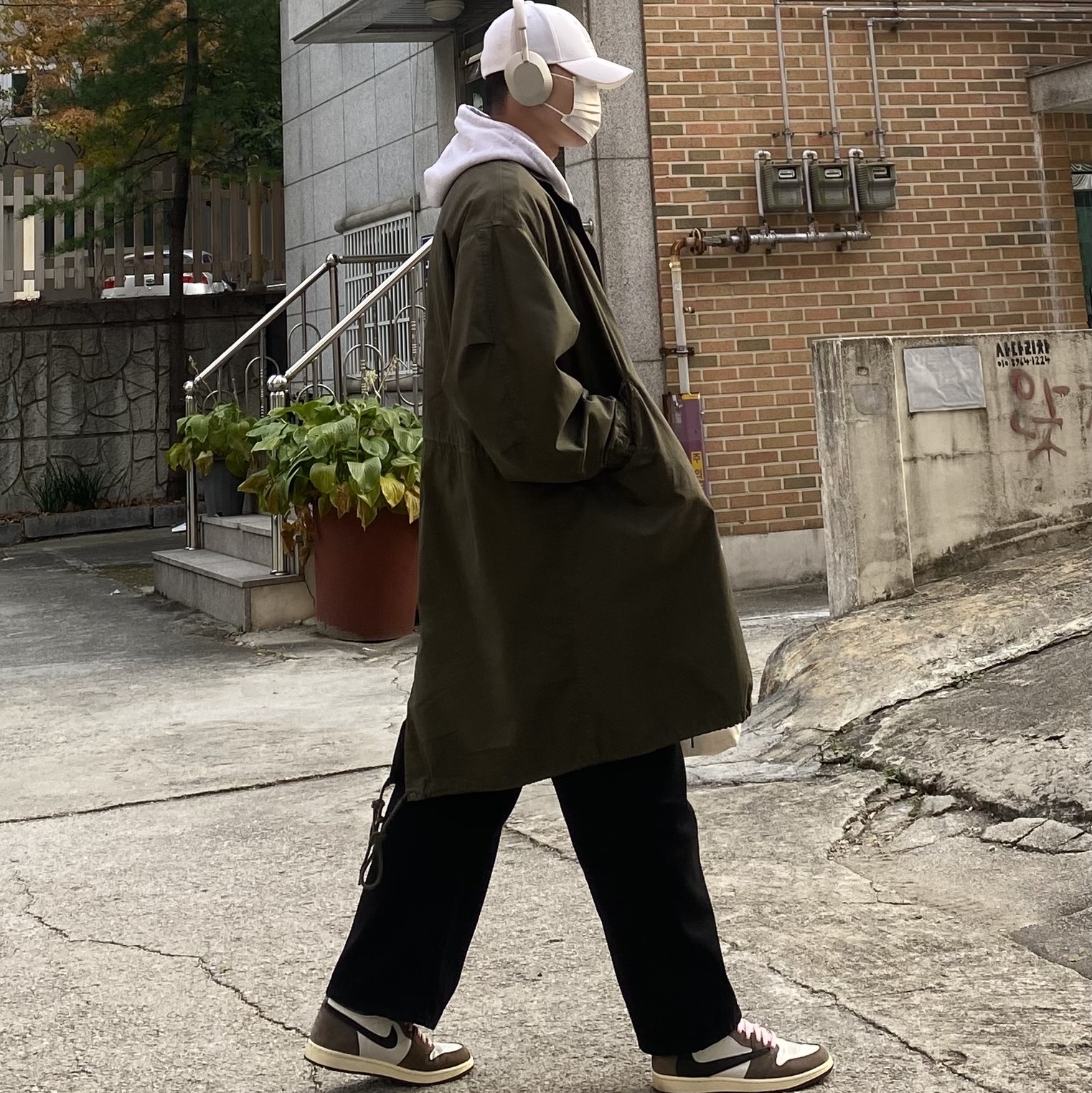 Stussy World Tour Zip Hoodie Ash Heather 2023, Maison Kitsune Fox Head Tote Bag Ecru 착용 스타일 - 2