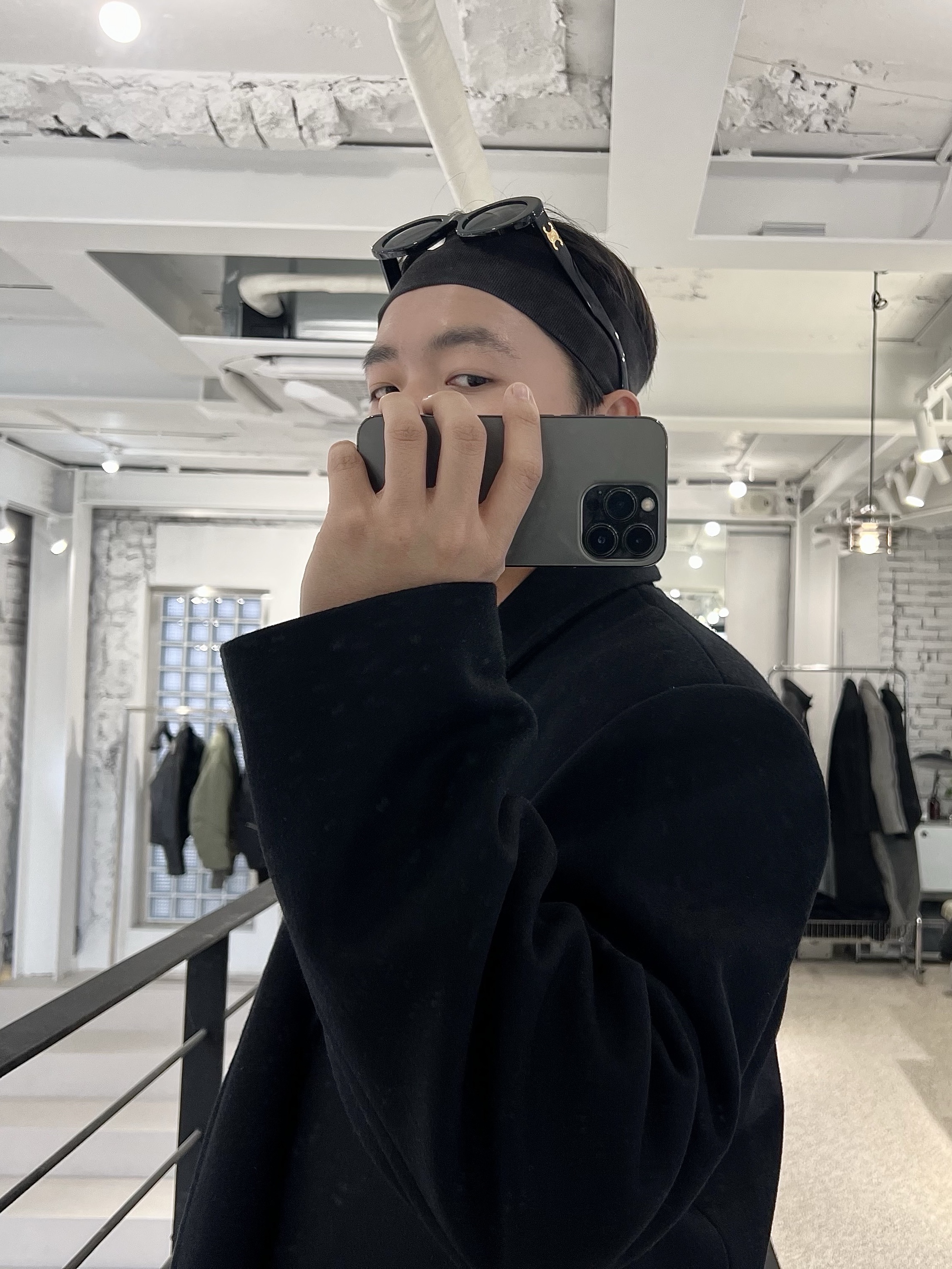 (W) Celine Triomphe 01 Sunglasses in Acetate Black, Maison Mihara Yasuhiro Peterson OG Sole Canvas Low-top Sneakers Natural 착용 스타일 - 1