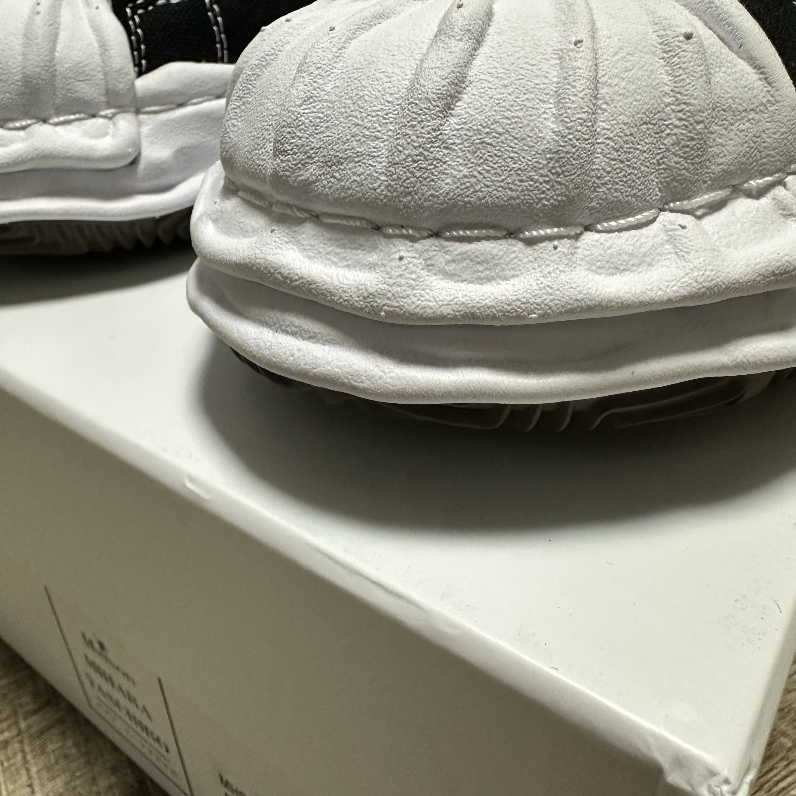 Maison Mihara Yasuhiro Blakey OG Sole Canvas Low-top Sneakers Black White 착용 스타일 - 1