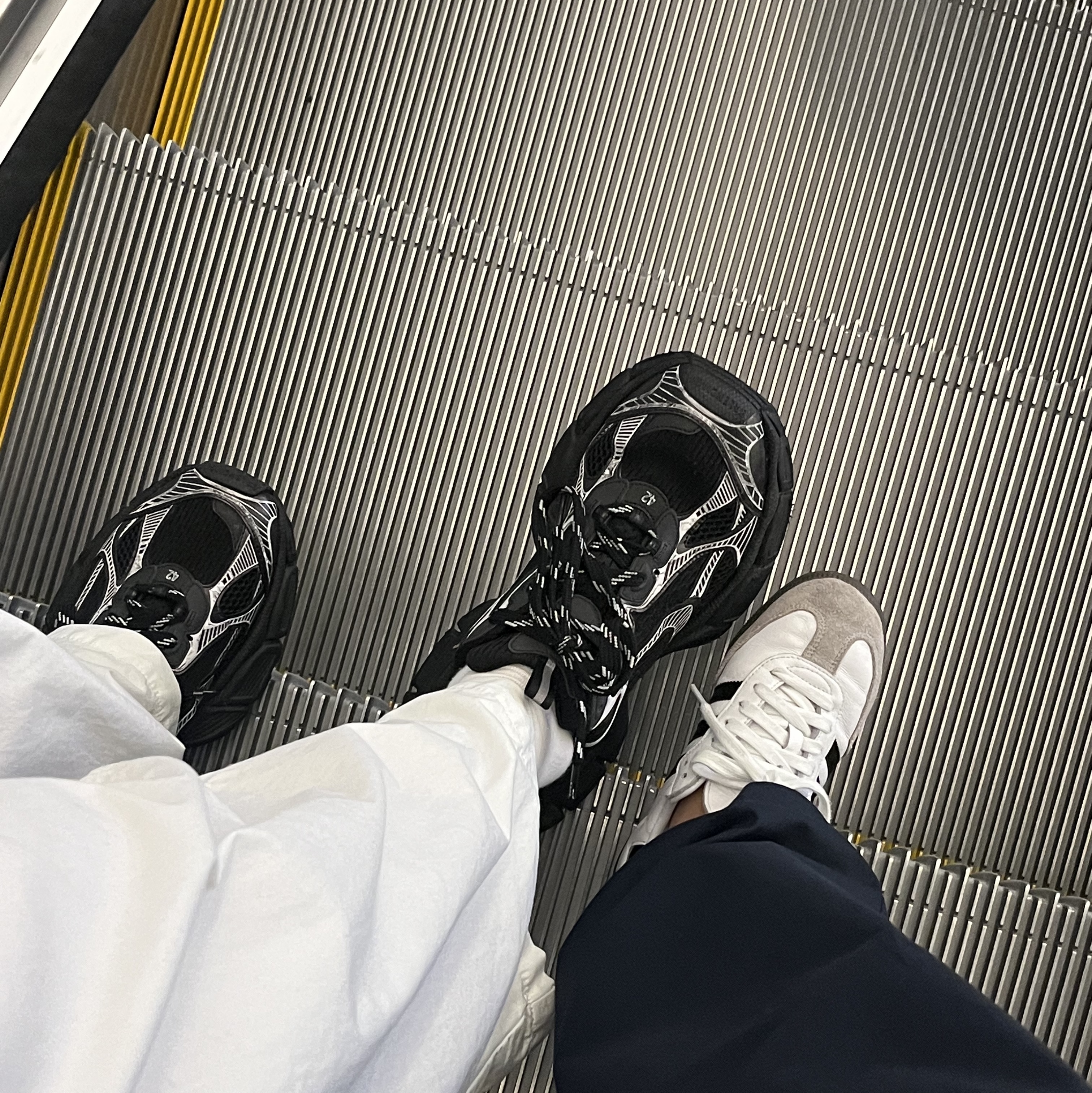 Balenciaga 3XL Sneakers Black White, Adidas Samba OG Cloud White 착용 스타일
