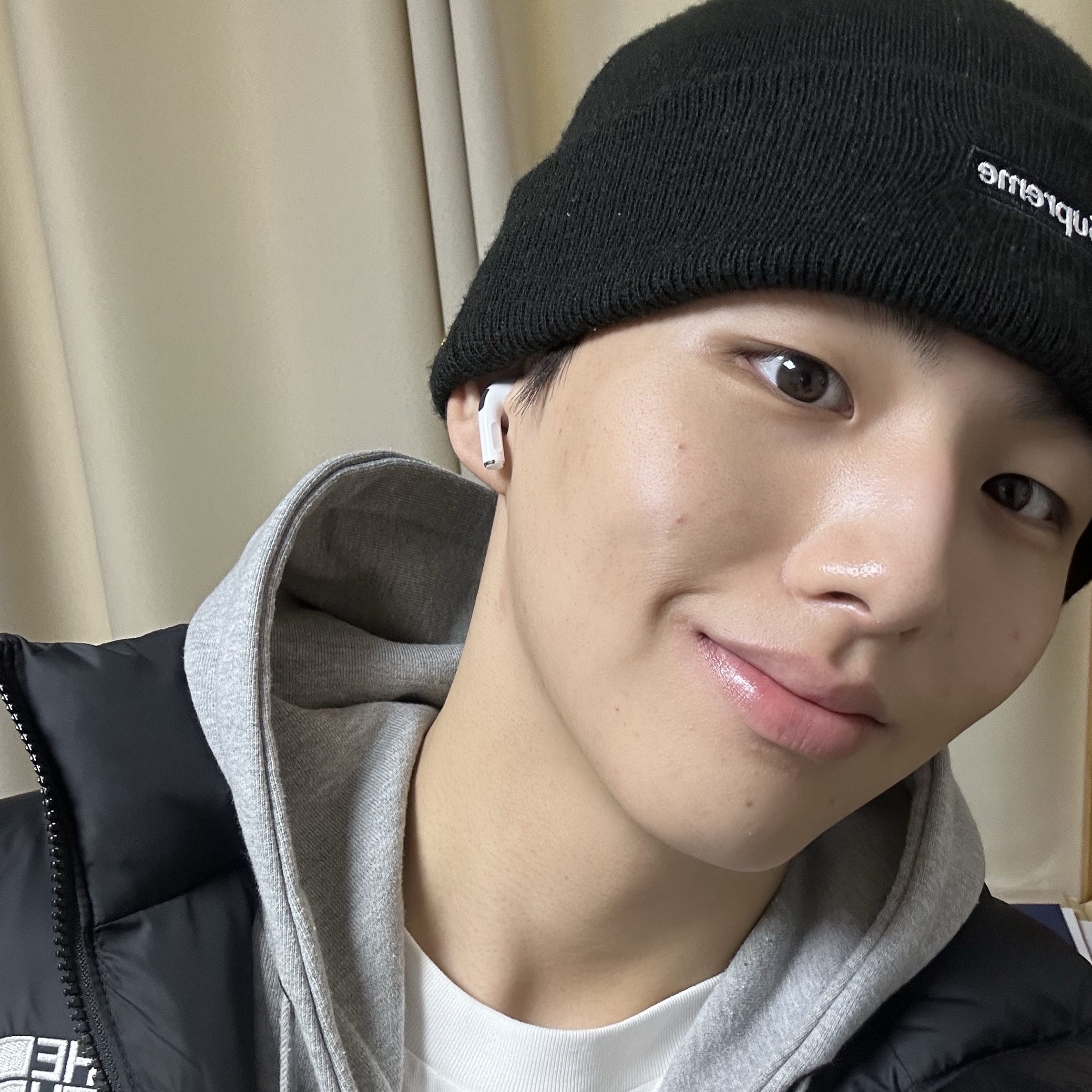 Supreme New Era Varsity Beanie Black - 23FW, The North Face 1996 Eco Nuptse Jacket Real Black 착용 스타일 - 3