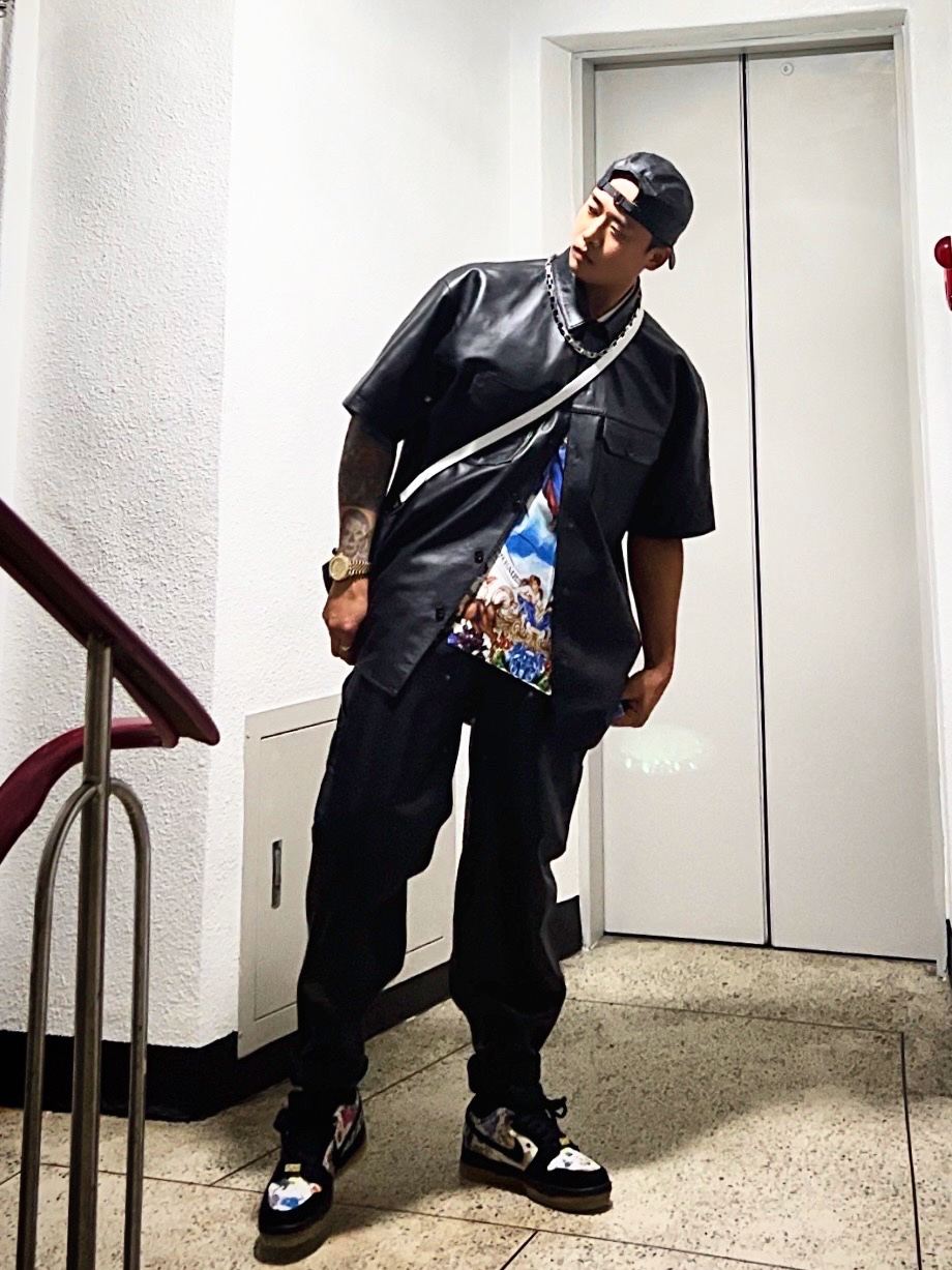 Supreme Leather Camp Cap Black - 21SS, Supreme Leather S/S Work Shirt Black - 23FW 착용 스타일 - 1