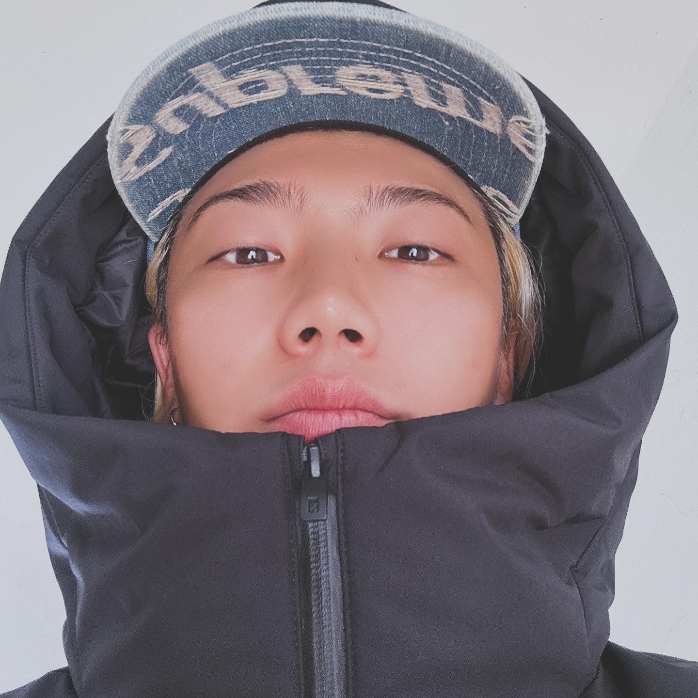 Supreme Frayed Logos Denim Camp Cap Blue - 21SS 착용 스타일