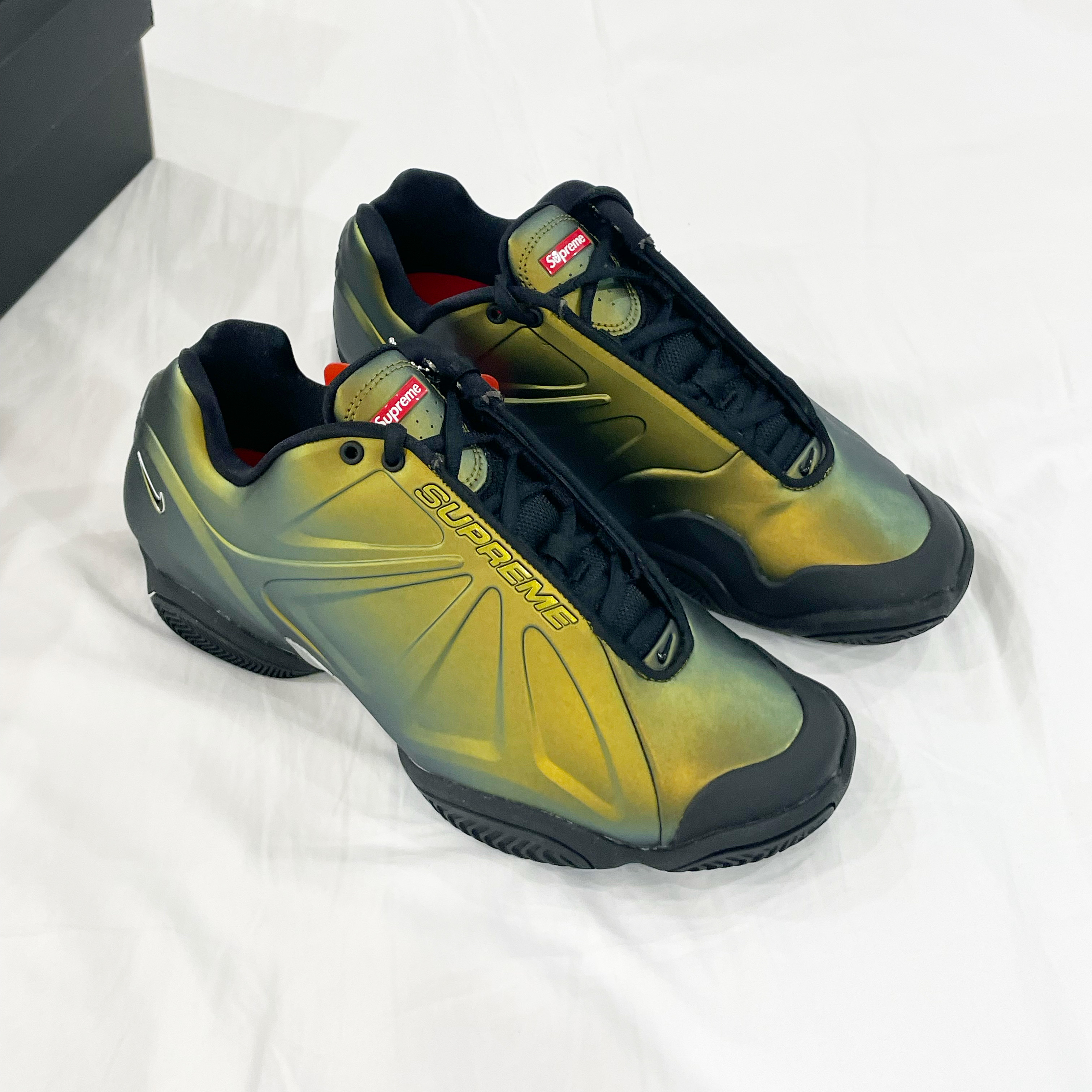 Nike x Supreme Air zoom Courtposite SP Metallic Gold Black 착용 스타일