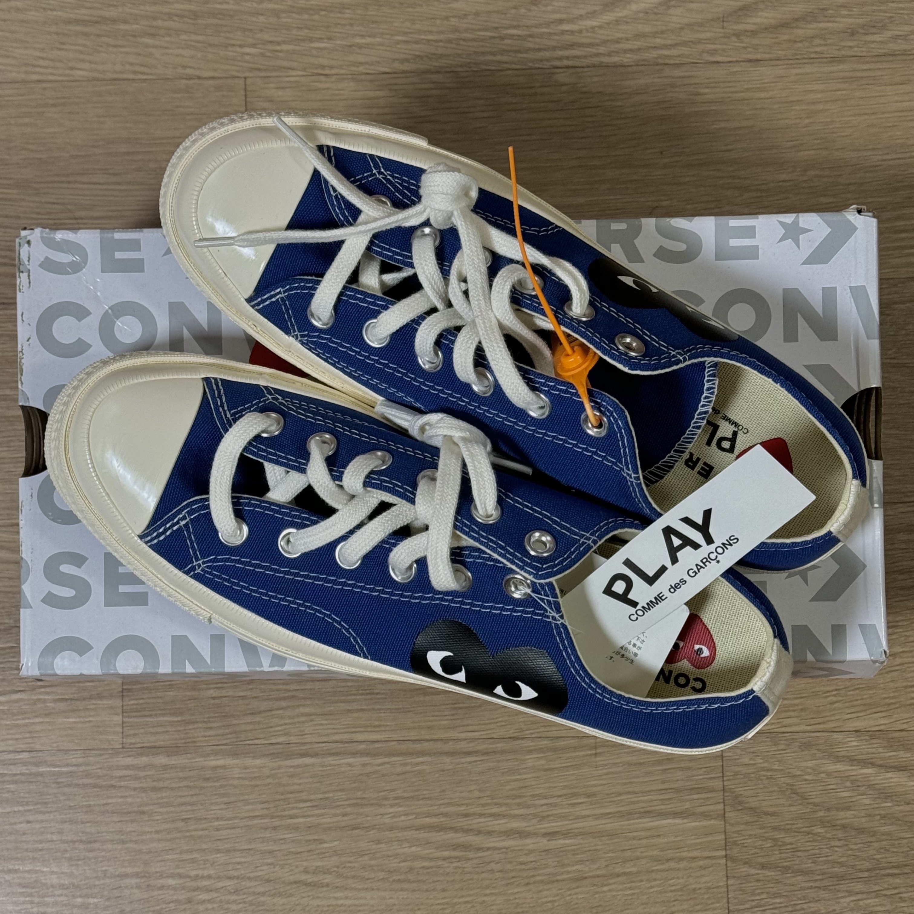 Converse x Play Comme des Garcons Chuck 70 Ox Blue Quartz 착용 스타일 - 2