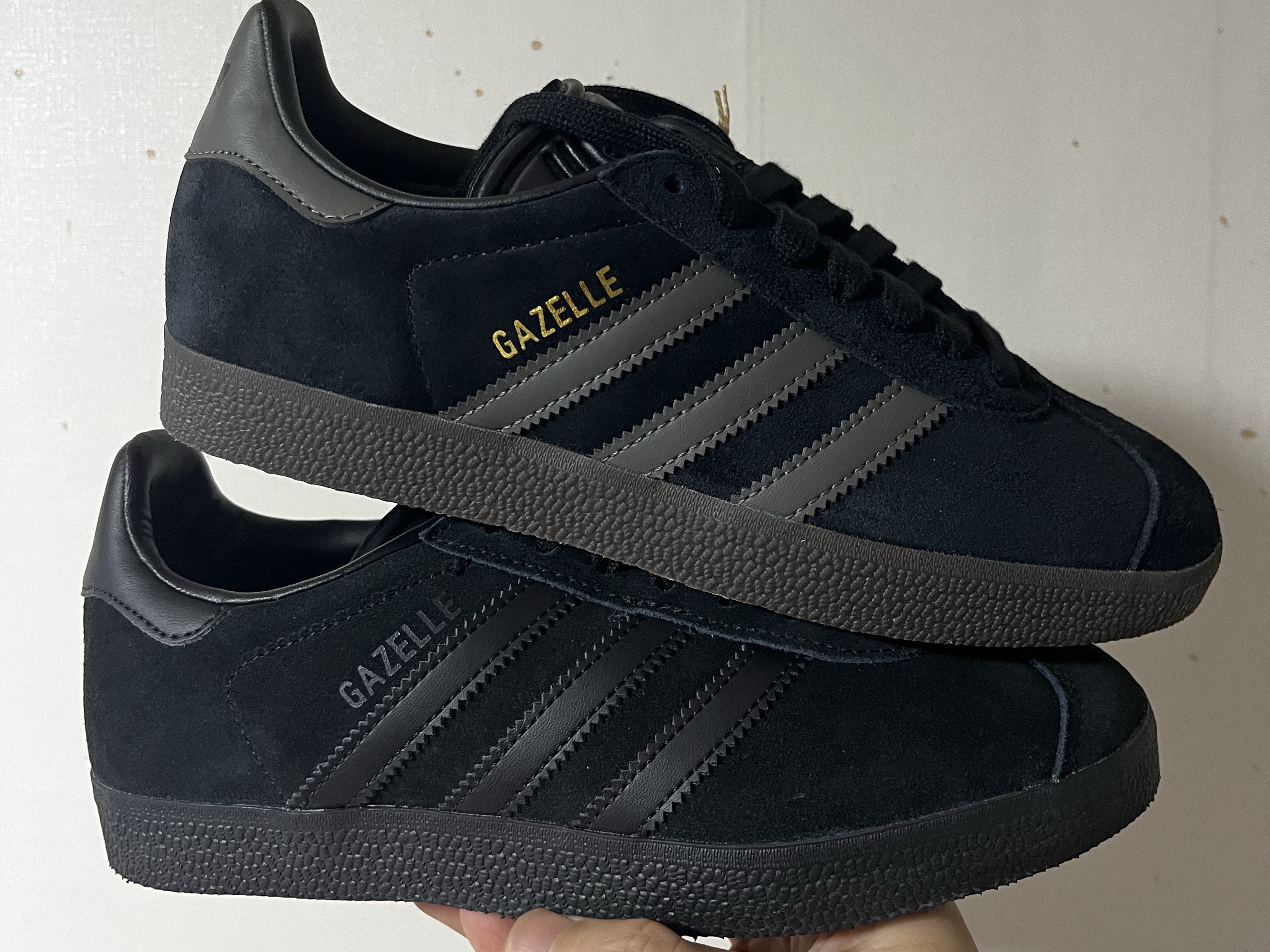 Adidas Gazelle Core Black Gold Metallic Gum, Adidas Gazelle Triple Black 착용 스타일 - 2