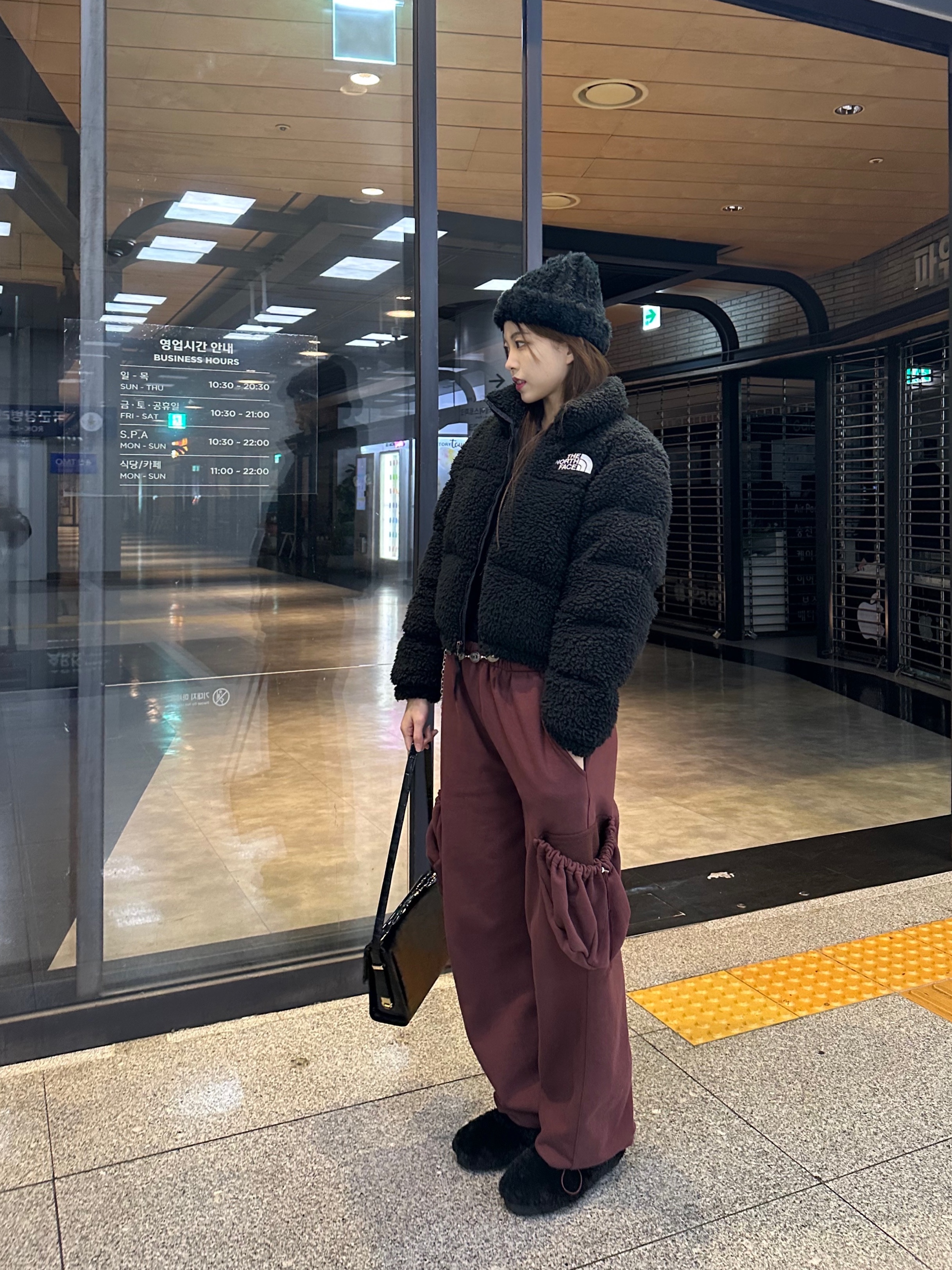 (W) The North Face Sherpa Nuptse Jacket Black 착용 스타일 - 3
