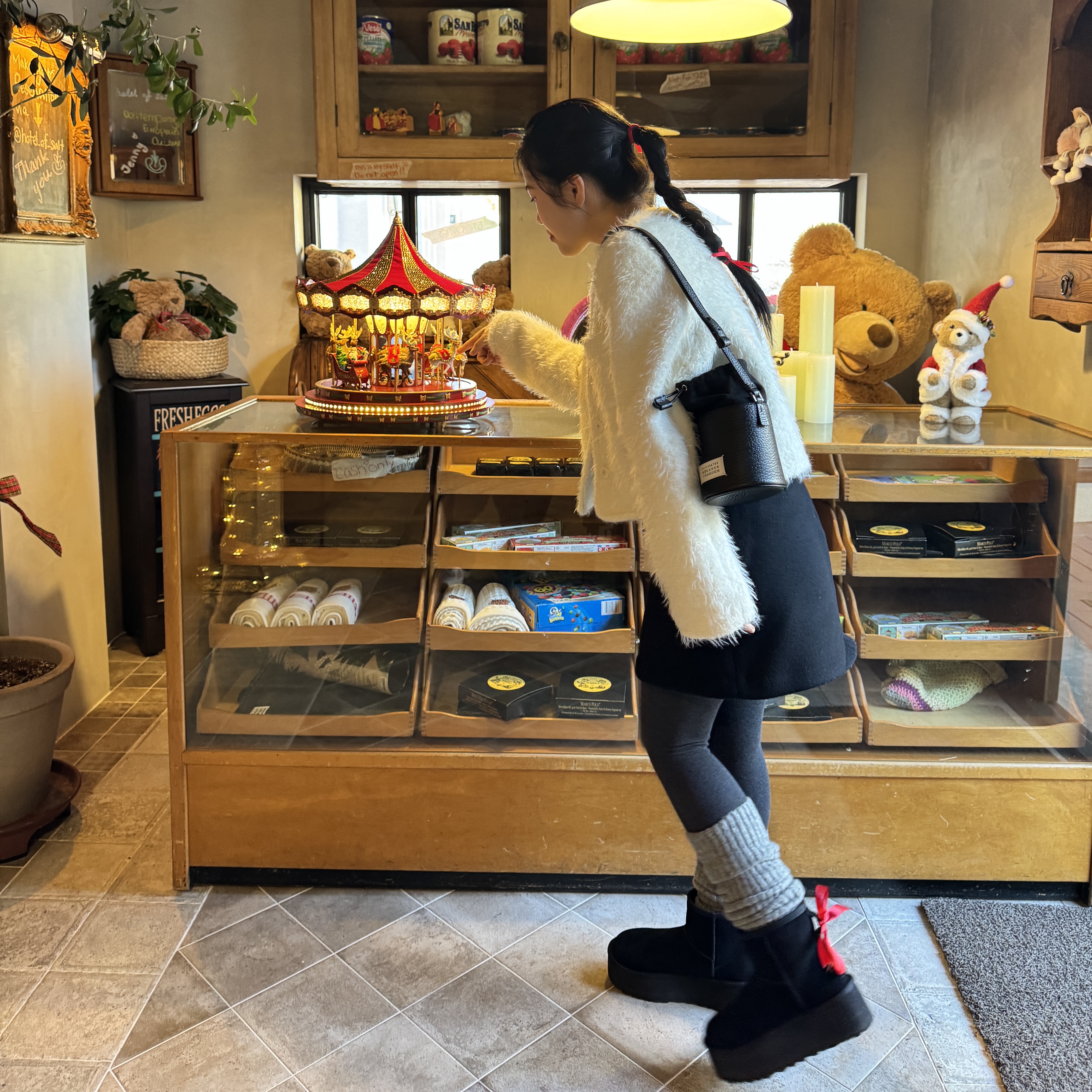 (W) UGG Classic Mini Platform Boots Black, Maison Margiela 5AC Mini Bucket Bag Black 착용 스타일 - 3