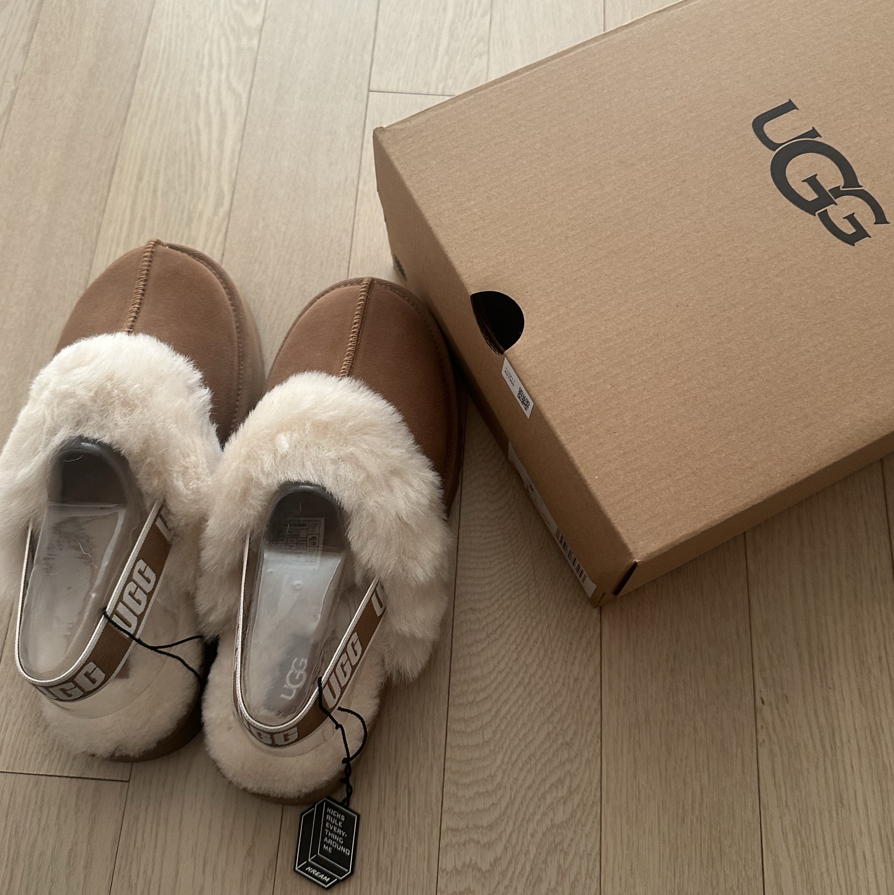 (Kids) UGG Funkette Slides Chestnut 착용 스타일