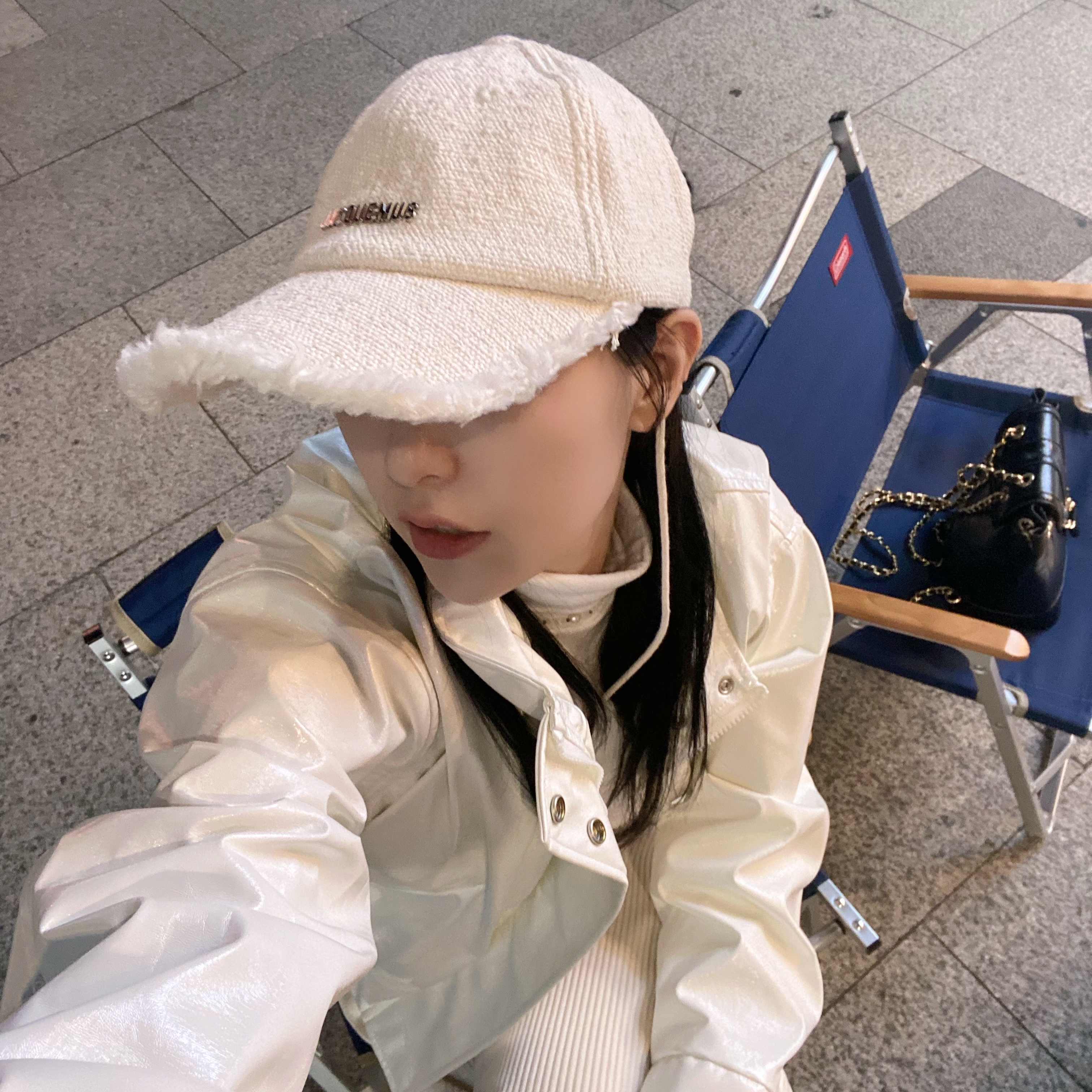 Jacquemus La Casquette Artichaut Fringe Baseball Cap Off White 착용 스타일 - 4