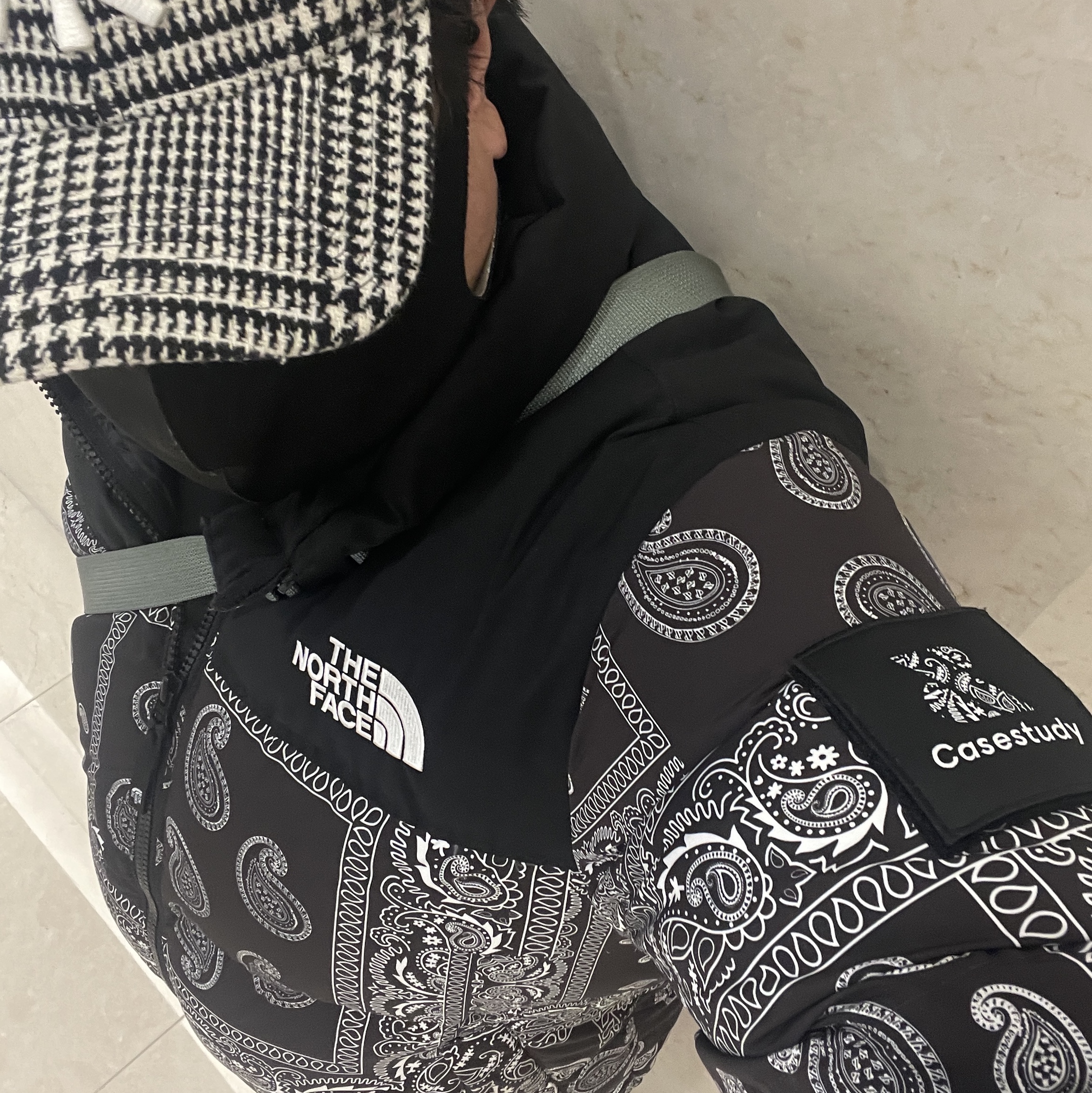 The North Face Nuptse Down Jacket Black, Porter Tanker Waist Bag Sage Green 착용 스타일