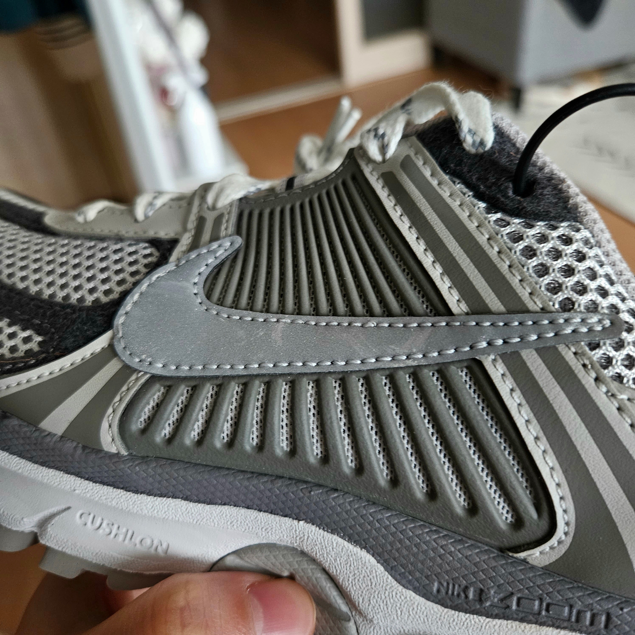 Nike Zoom Vomero 5 PRM Light Iron Ore and Flat Fewter 착용 스타일
