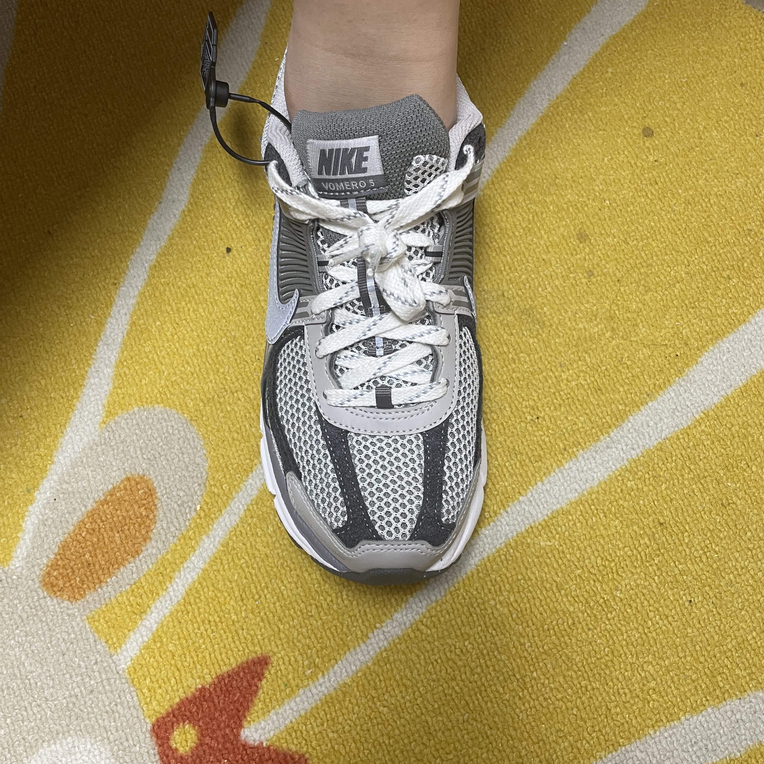 (W) Nike Zoom Vomero 5 Cobblestone and Flat Pewter 착용 스타일 - 1